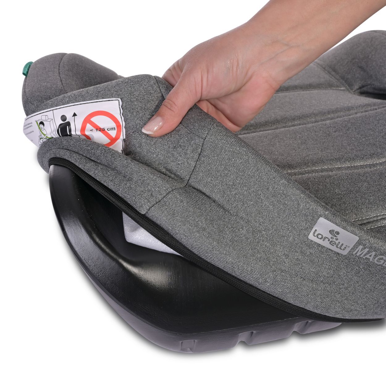 Grauer Kindersitz-Booster mit Armlehnen. Eine Hand drückt auf die Polsterung. Marke: Lorelli Magellan.