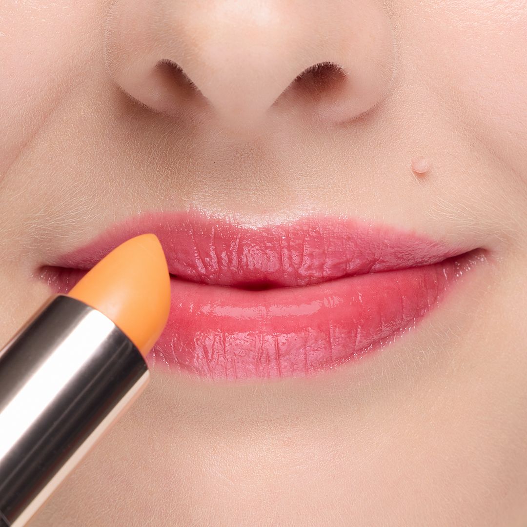 Cosline Magic Lipstick wird auf Lippen aufgetragen.