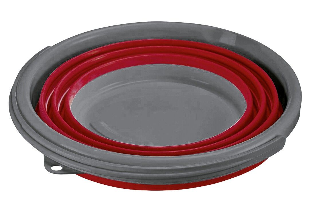 Zusammengeklappter, roter Eimer mit grauem Rand. Runde Form, flach. Roter Innenraum, grauer Außenrand.