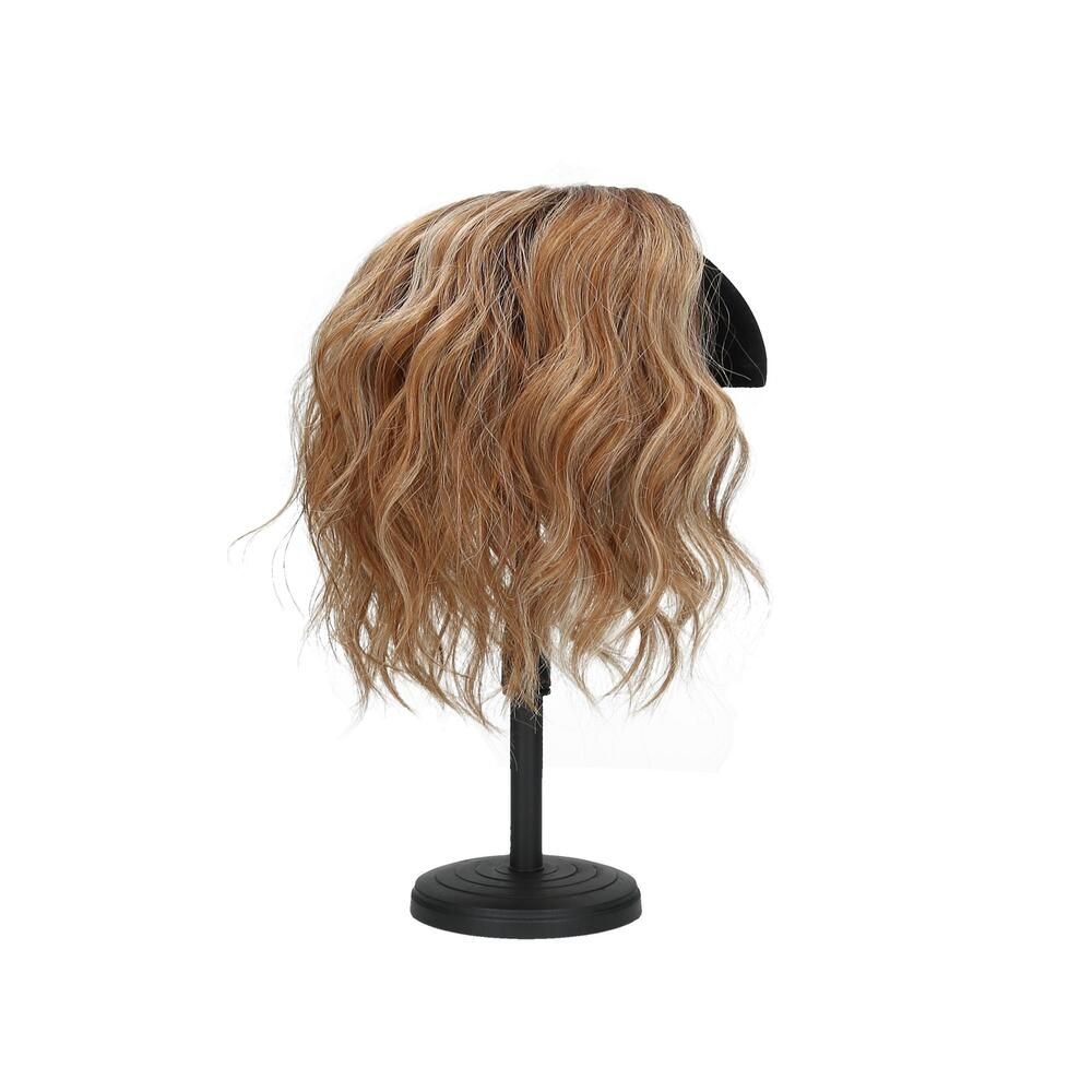 Haarteil mit gewelltem Haar, auf einem schwarzen Ständer. Blonde und braune Farbtöne.