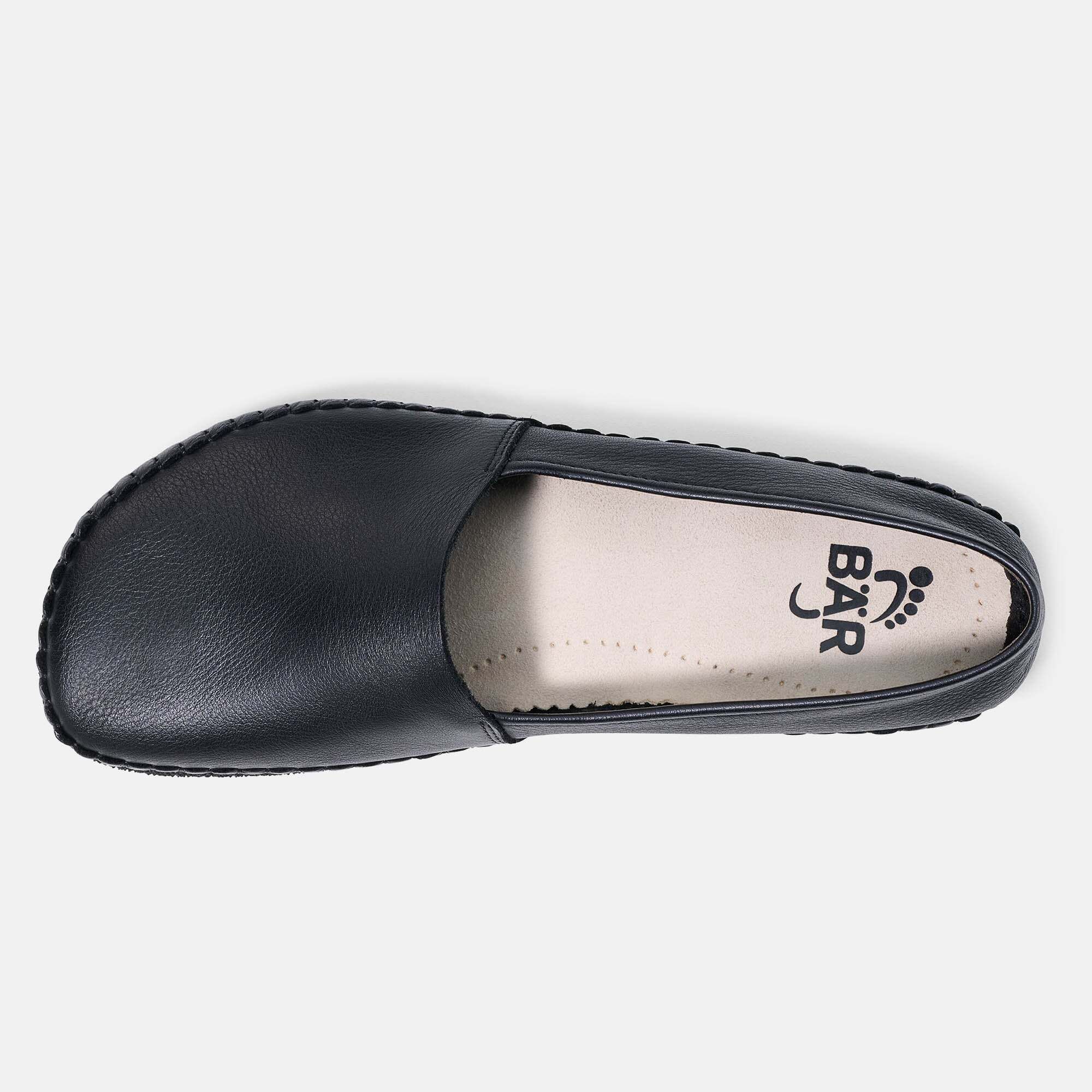 Oberansicht eines schwarzen Leder-Slippers mit breiter Passform und Logo.