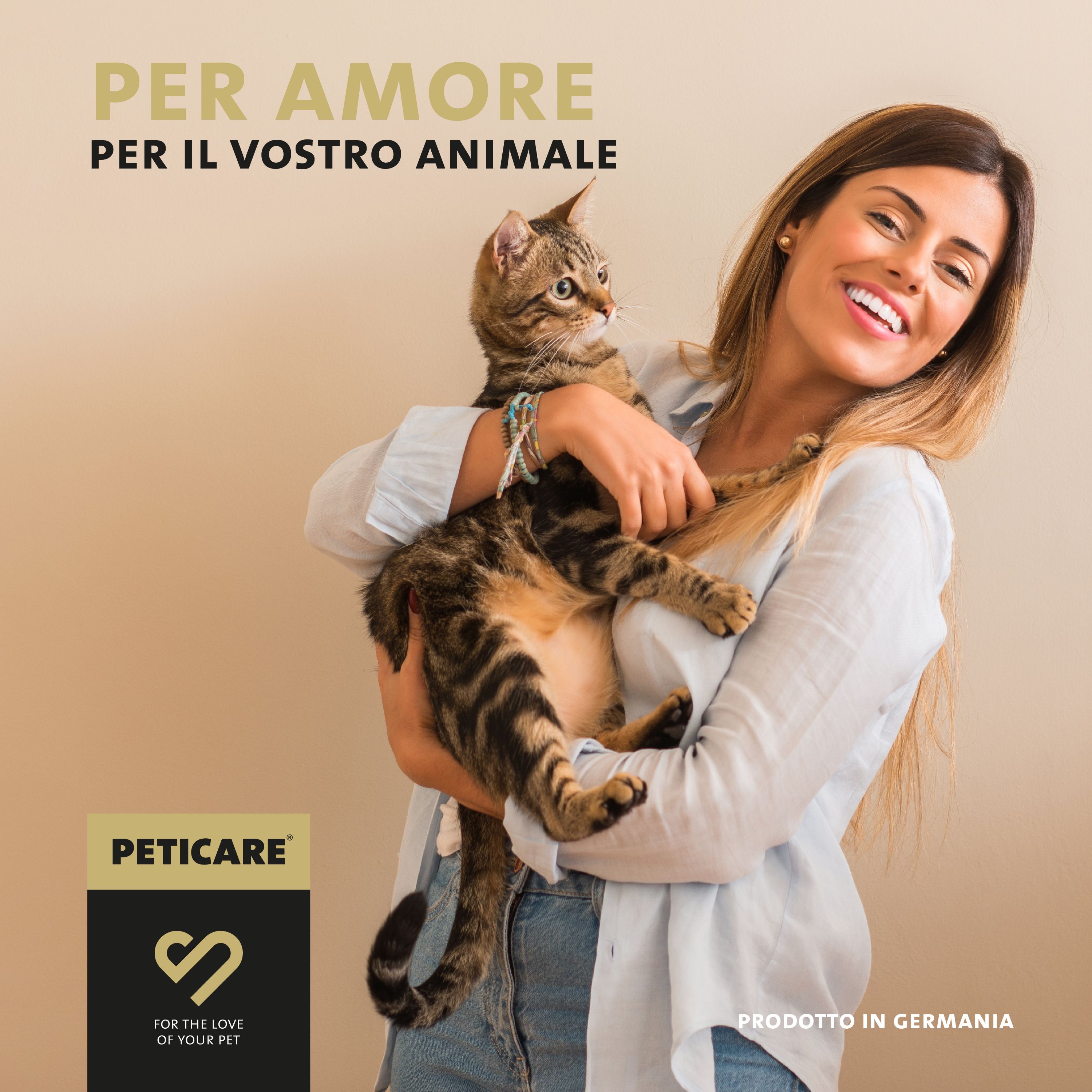 Frau umarmt Katze. Text: Für die Liebe Ihres Haustieres. Logo: Peticare. Hergestellt in Deutschland.