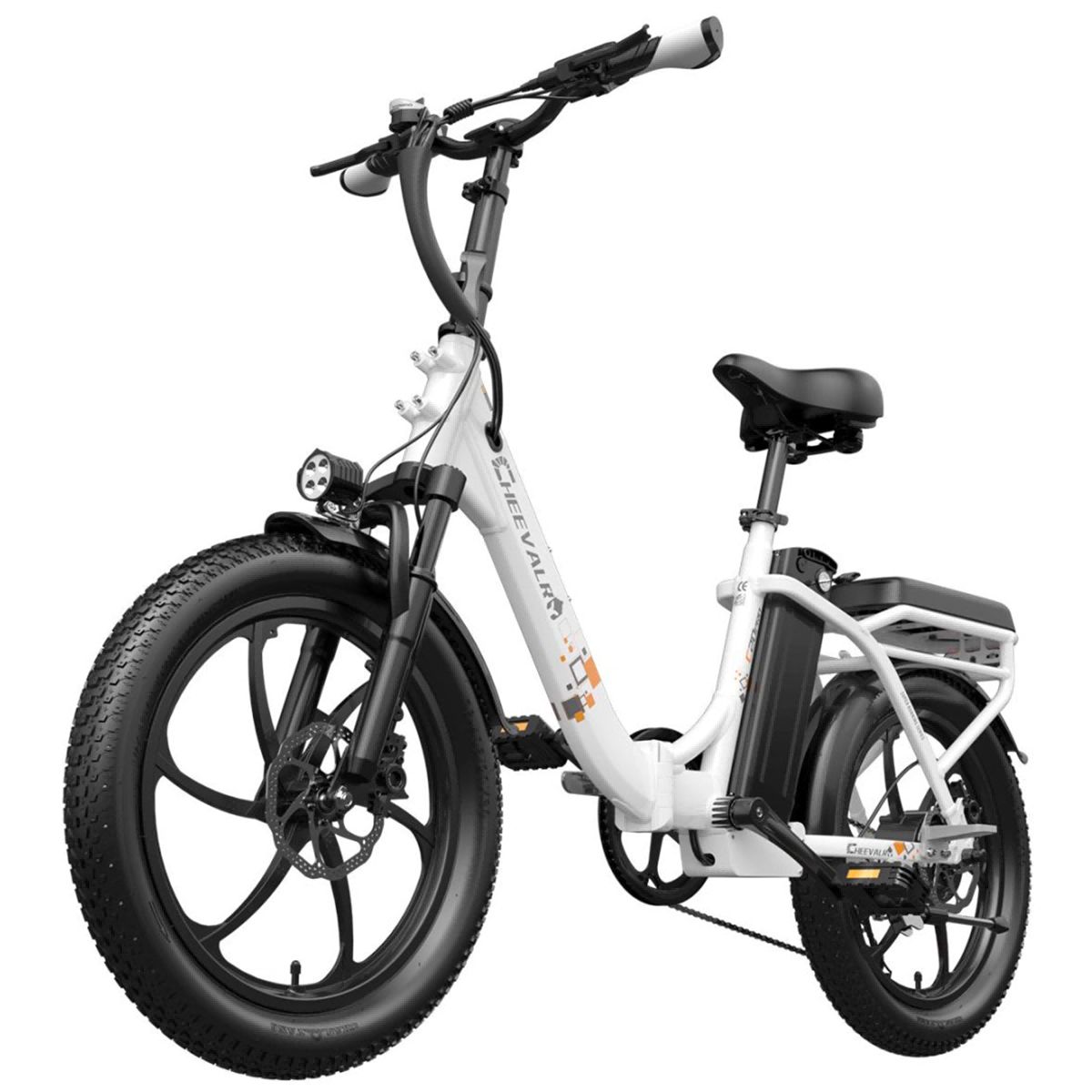 Weißes Elektrofahrrad mit schwarzen Reifen und Details. Gepäckträger, Scheinwerfer und Sattel. Marke Cheevalry.