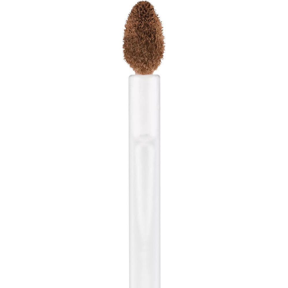 Nahaufnahme eines Applikators mit brauner Concealer-Spitze. Der Applikator ist weiß.