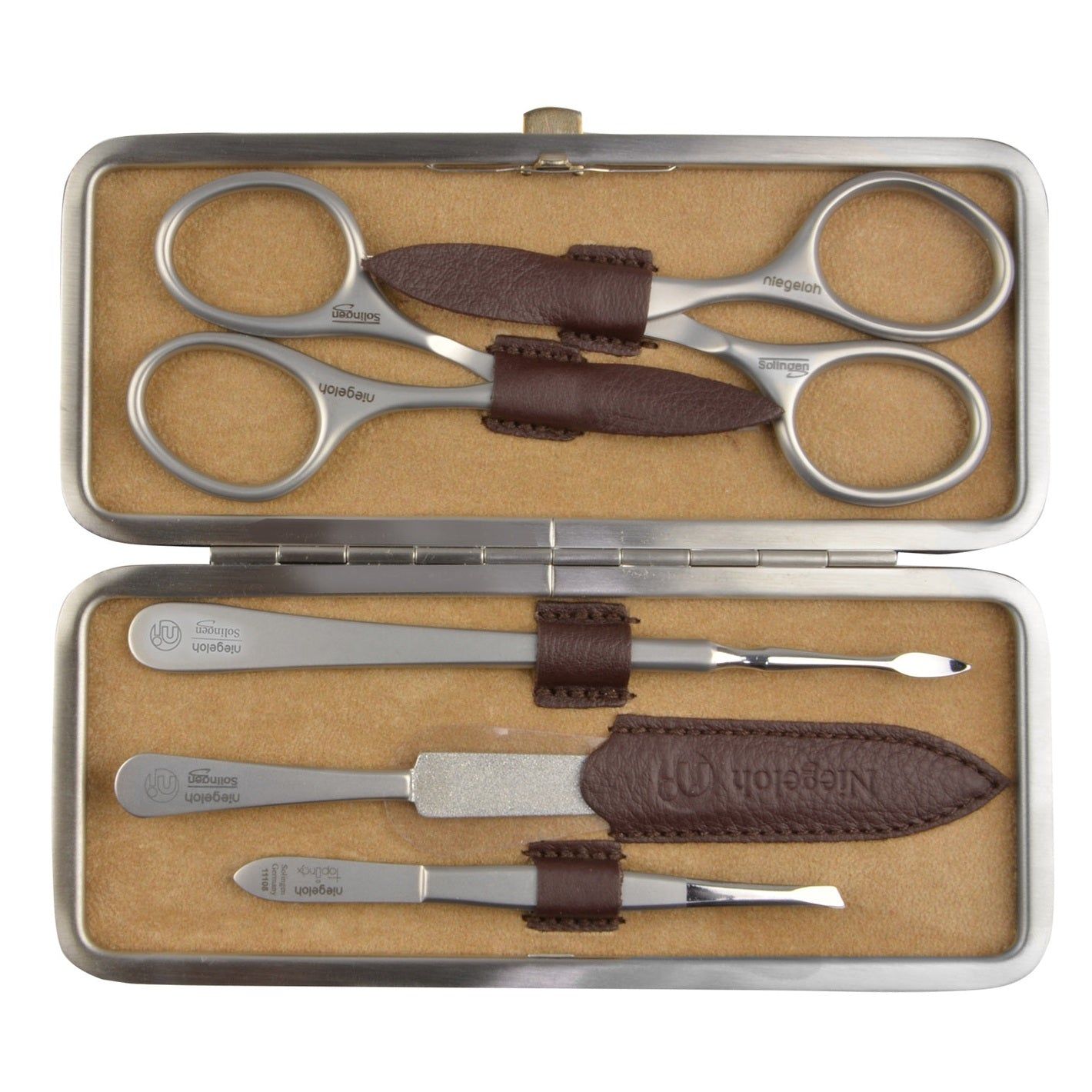 Etui mit Maniküre-Set. Enthält Schere, Pinzette, Nagelfeile und weitere Werkzeuge. Braunes Leder, silberfarbene Metallteile. Niegeloh Solingen.