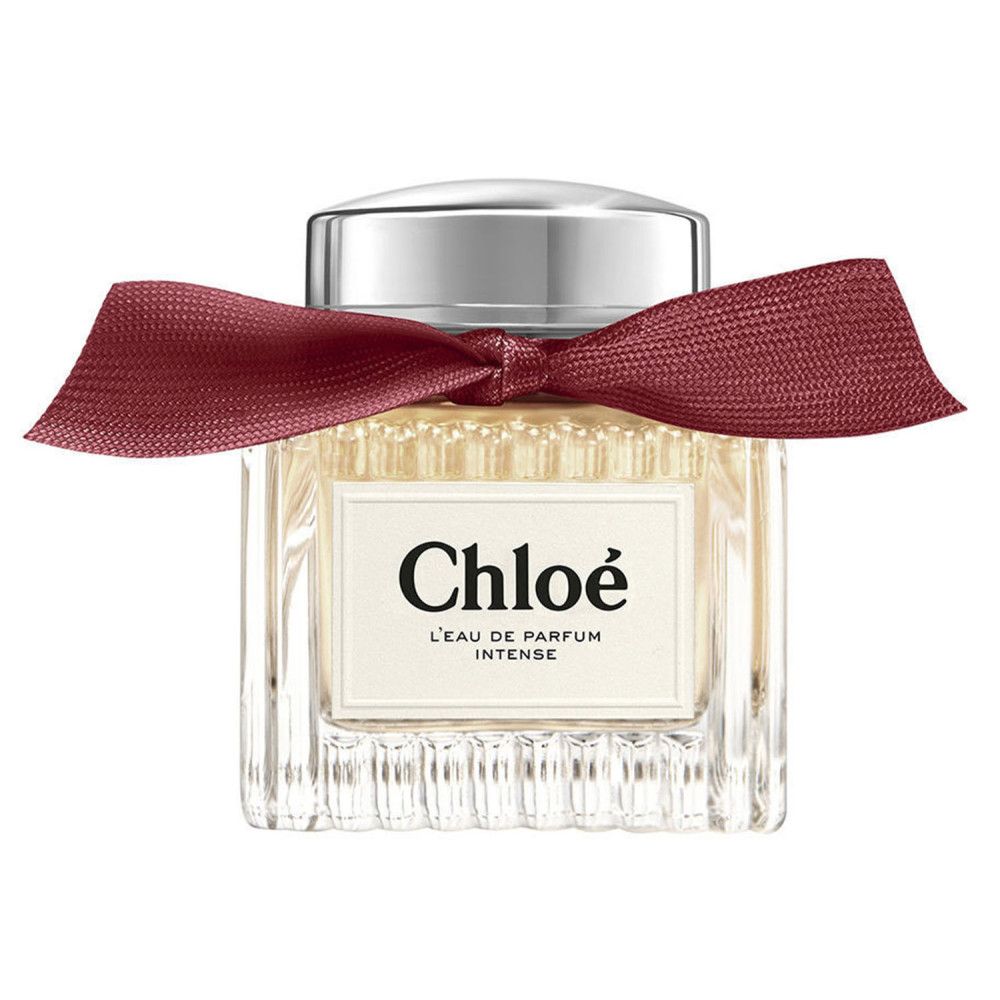 Quadratischer Flakon mit silbernem Deckel und roter Schleife. Aufschrift: Chloé L'Eau Parfum Intense.