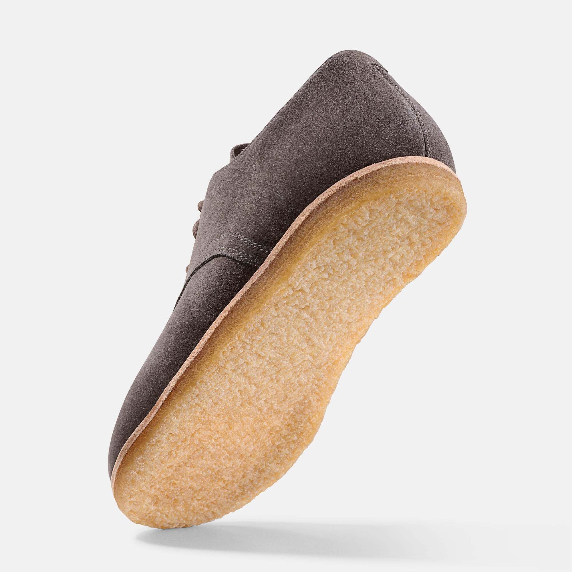 Grauer Wildleder-Schnürschuh für Herren, Ansicht der profilierten Sohle.