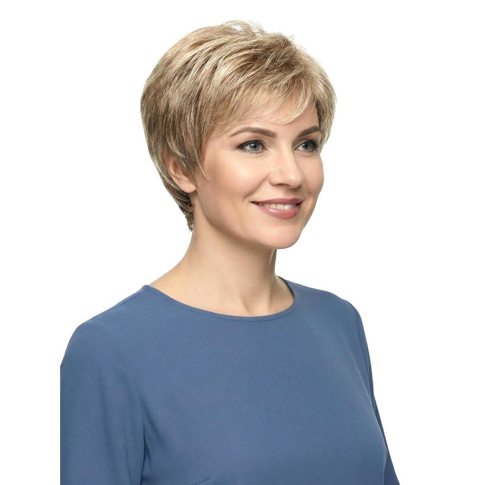 Kurzhaarperücke in Blondtönen. Nahaufnahme einer Frau mit blauer Bluse. Die Perücke hat einen kurzen, fransigen Schnitt.