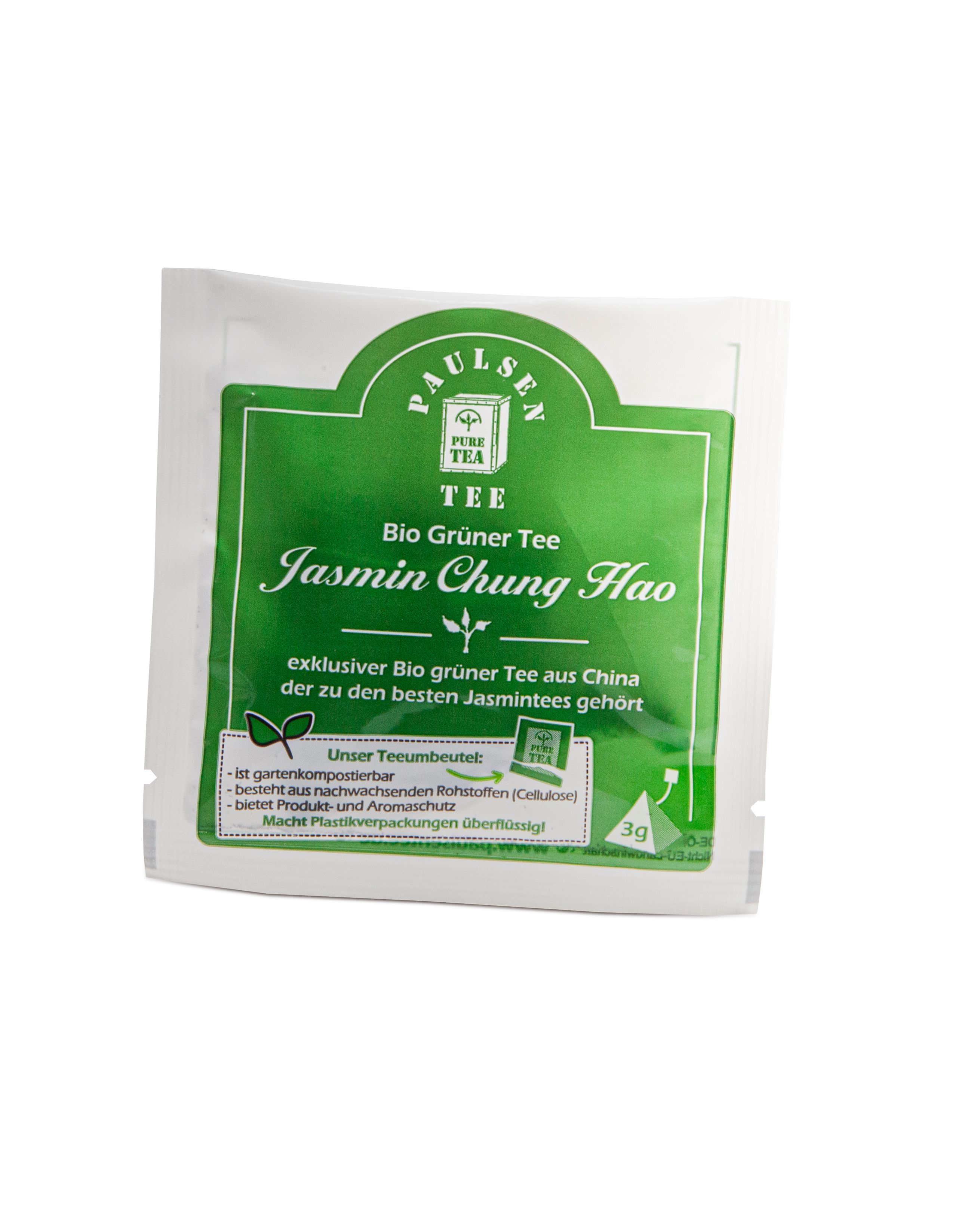 Einzelner Teebeutel mit grünem Etikett. Aufschrift: Bio Grüner Tee Jasmin Chung Hao. Paulsen Tee Logo. 3g.