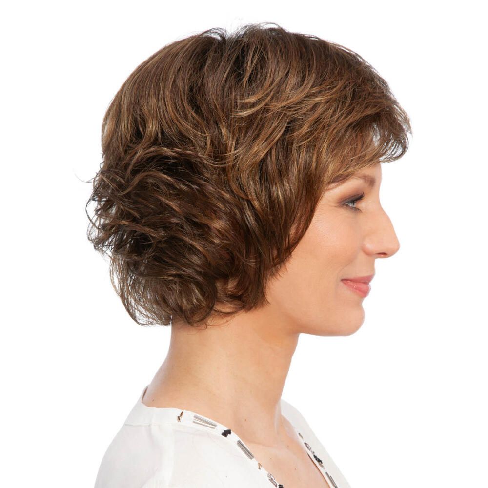Kurzhaarperücke in Braun. Seitenansicht einer Frau vor weißem Hintergrund.