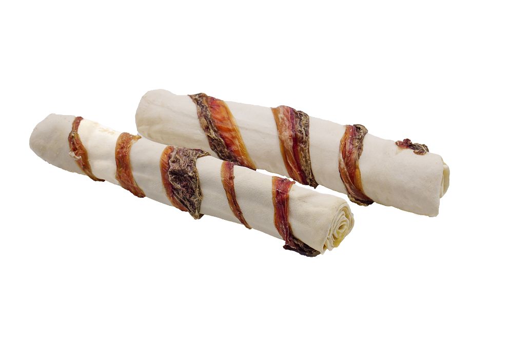 Zwei gerollte Kauartikel. Weißes Material mit braunen Streifen. Auf weißem Hintergrund.