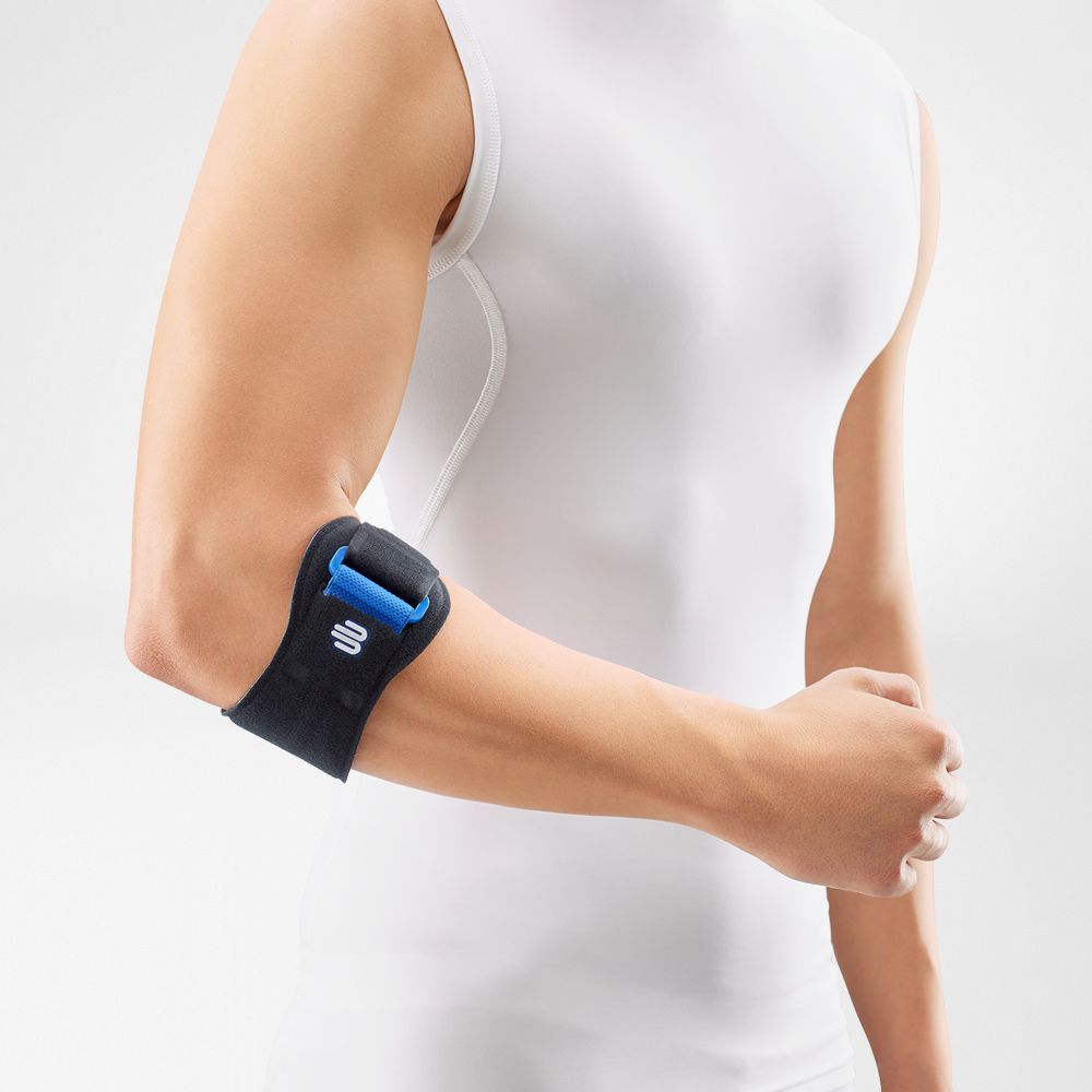 Schwarze Ellenbogenorthese am Arm einer Person. Blaues Element. Bauerfeind Logo.