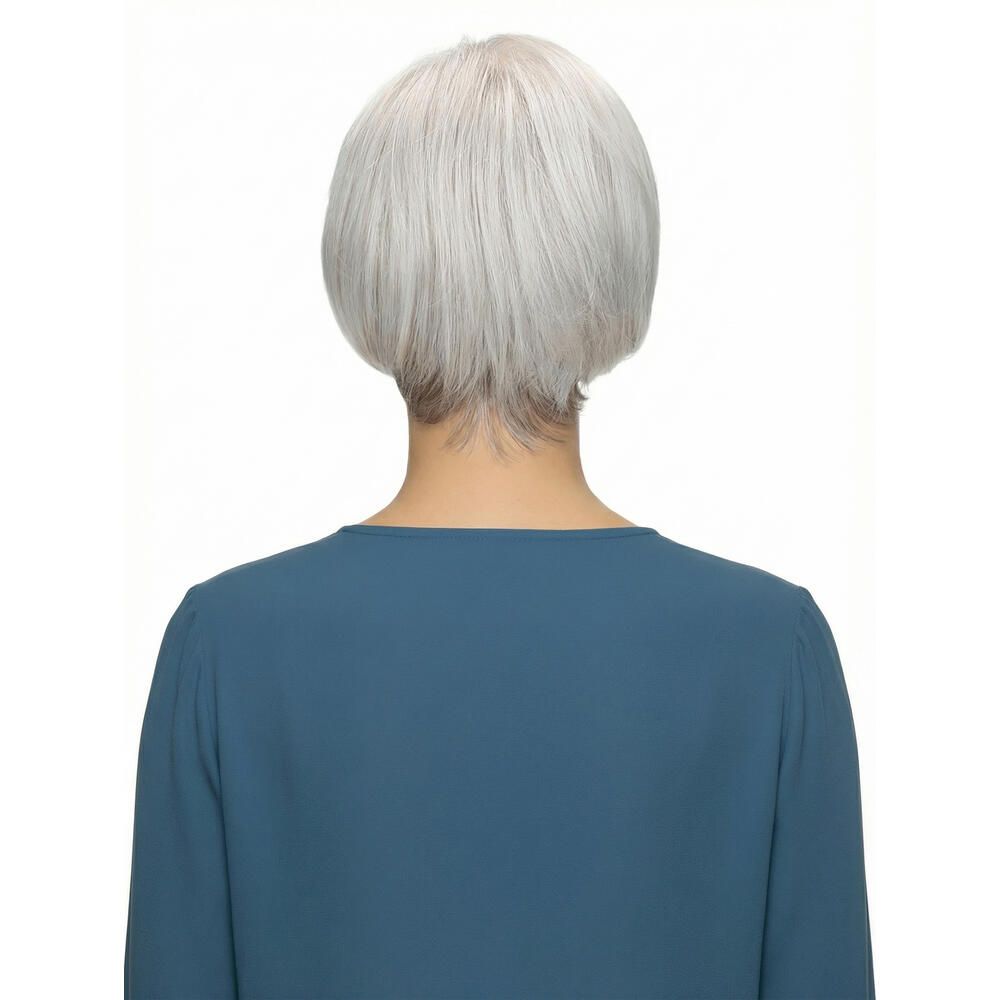 Perücke Alicia von trendhair. Grauer Bob. Rückansicht einer Frau mit blauem Oberteil.
