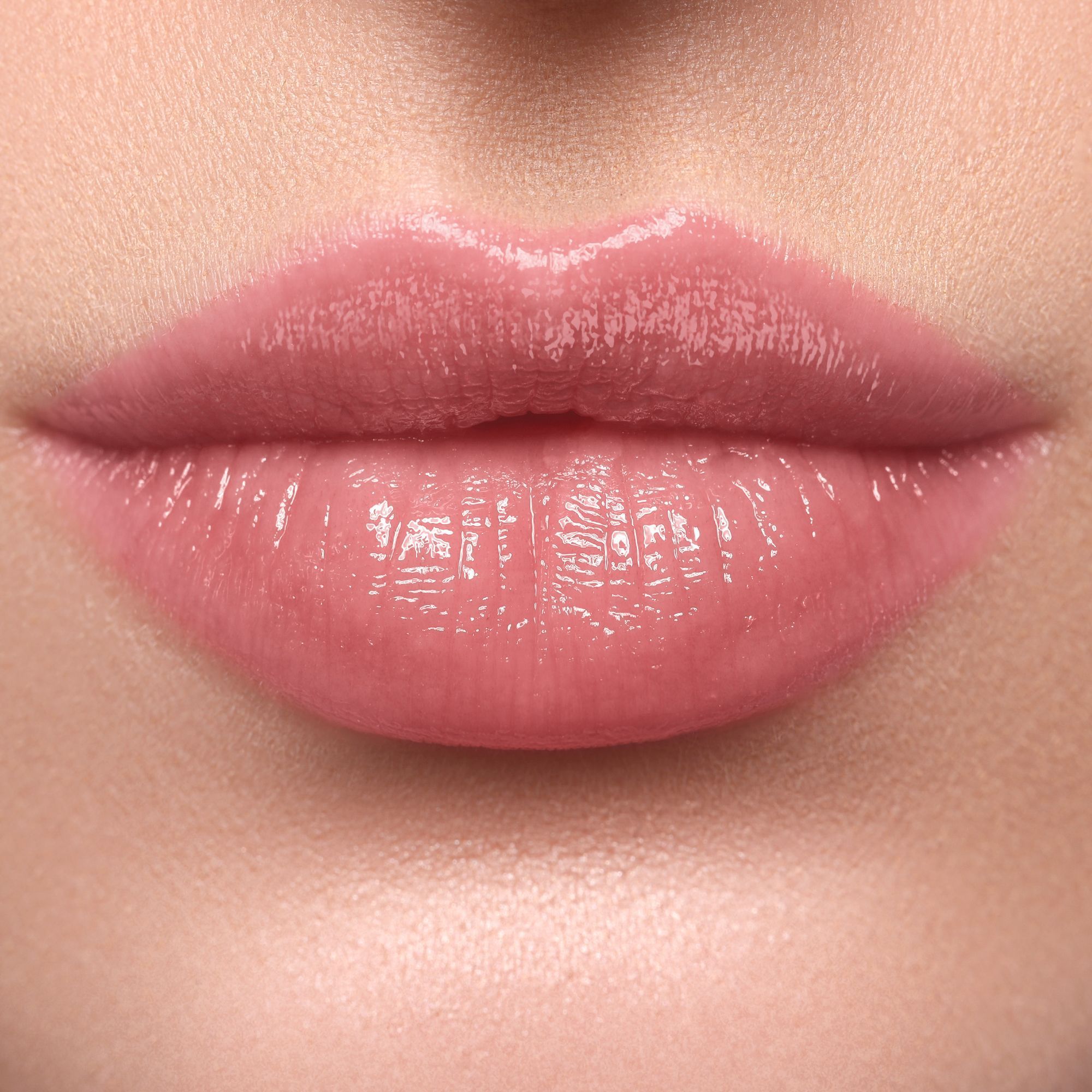 Nahaufnahme von Lippen mit WYCON Hydrasheer Glossy Lipstick, Farbton 12 Mauve.