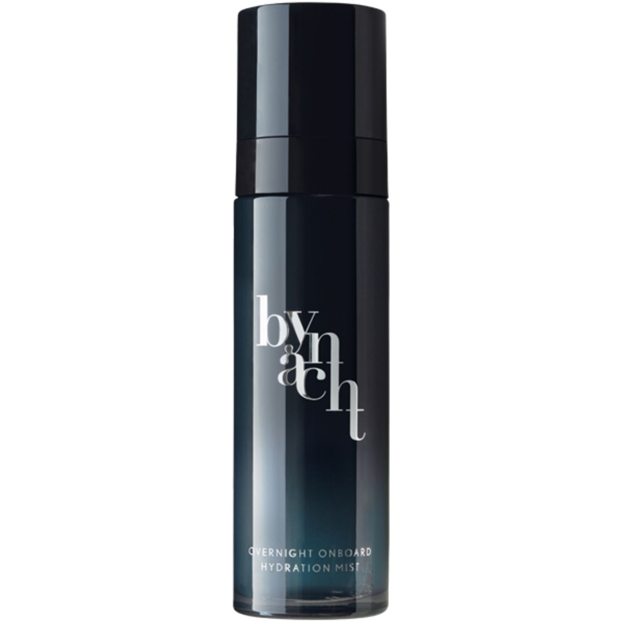 Dunkelblaue Flasche mit weißem Schriftzug "bynacht". Darunter "Overnight Onboard Hydration Mist". Schwarzer Deckel.