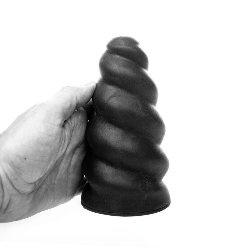 Schwarzer Masturbator, gehalten von einer Hand. Spiralförmige Außenstruktur. Kegelförmig, mit gerundeter Basis.