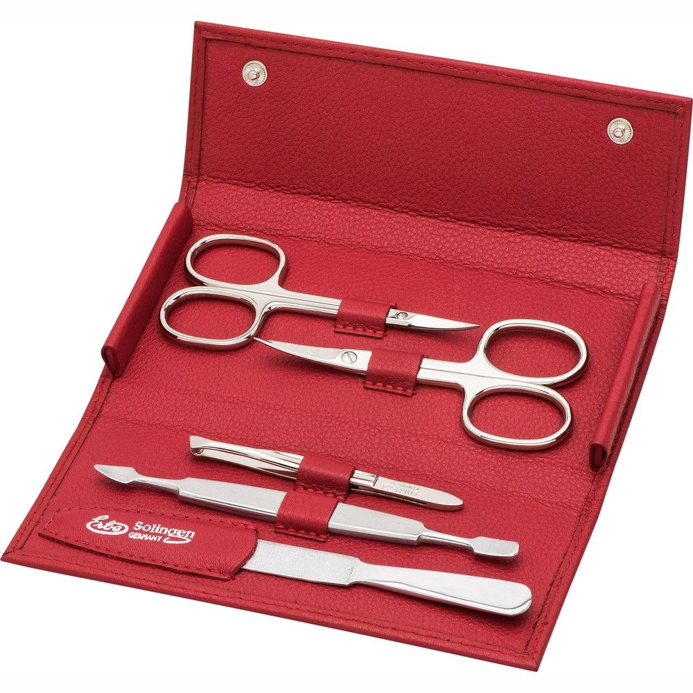 Rotes Lederetui mit 5 Maniküre-Instrumenten aus Metall.