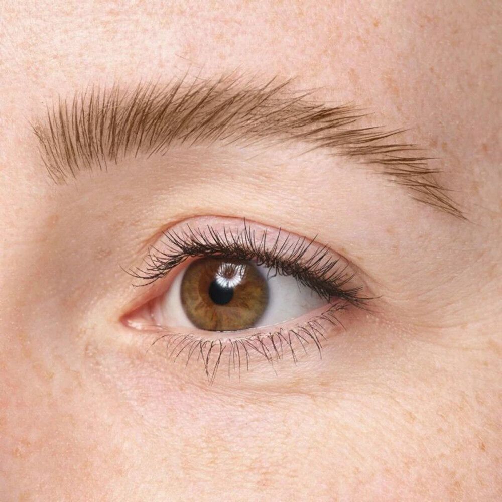 Nahaufnahme eines Auges mit Augenbraue. Braune Augen, helle Haut. Augenbrauen geformt.