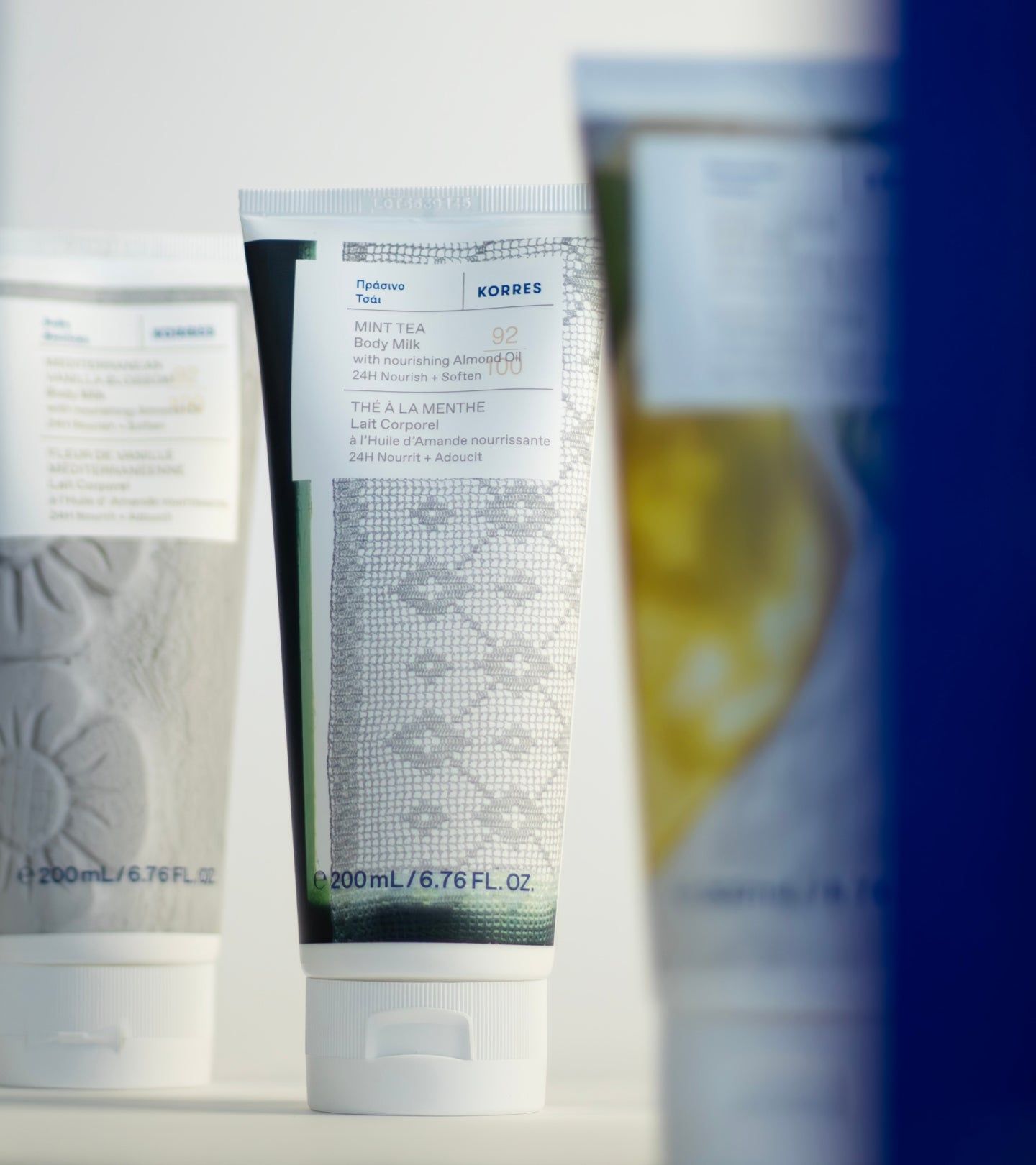 Drei Korres Körperlotion-Tuben, eine davon mit Minz-Design.