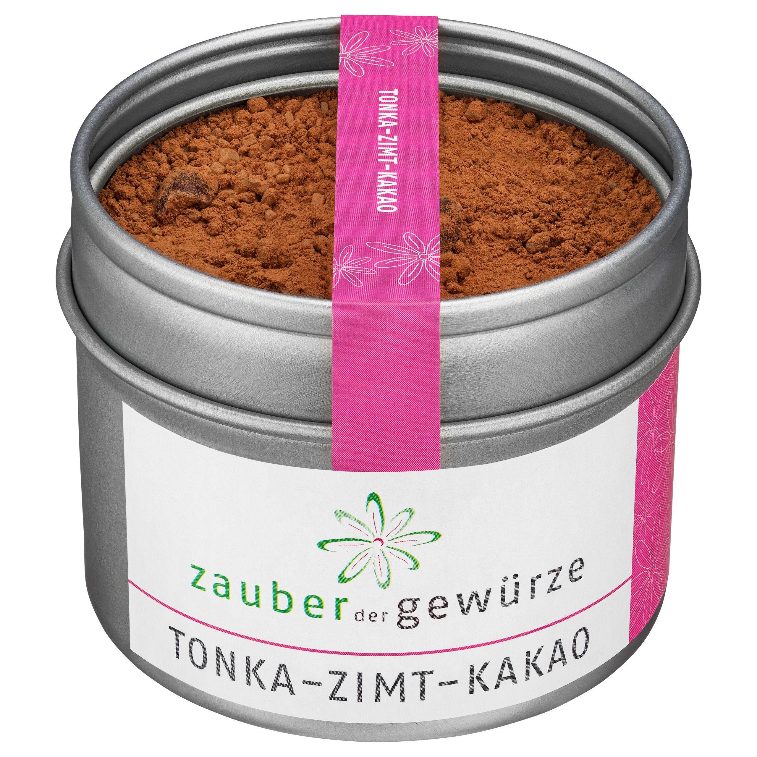 Runde Dose mit braunem Pulver. Rosa Etikett mit floralem Muster und Aufschrift: TONKA-ZIMT-KAKAO. Weißes Etikett mit Logo und Schriftzug: zauber der gewürze.