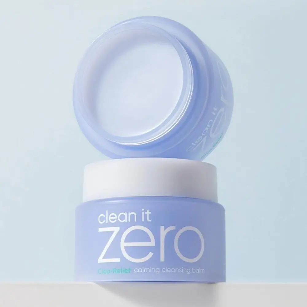 Zwei blaue Tiegel mit weißem Deckel. Aufschrift: clean it zero. Ein Tiegel geöffnet, der andere daneben.