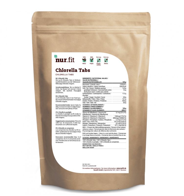Beutel "nur.fit Chlorella Tabs" mit Produktinformationen. Text und Nährwerttabelle. Brauner Hintergrund.