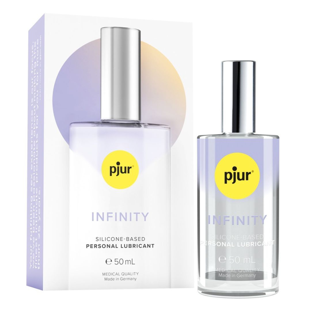 Zwei Flaschen mit silbernen Deckeln und gelben Etiketten mit dem Schriftzug "pjur". Aufschrift "INFINITY" und "SILICONE-BASED PERSONAL LUBRICANT".