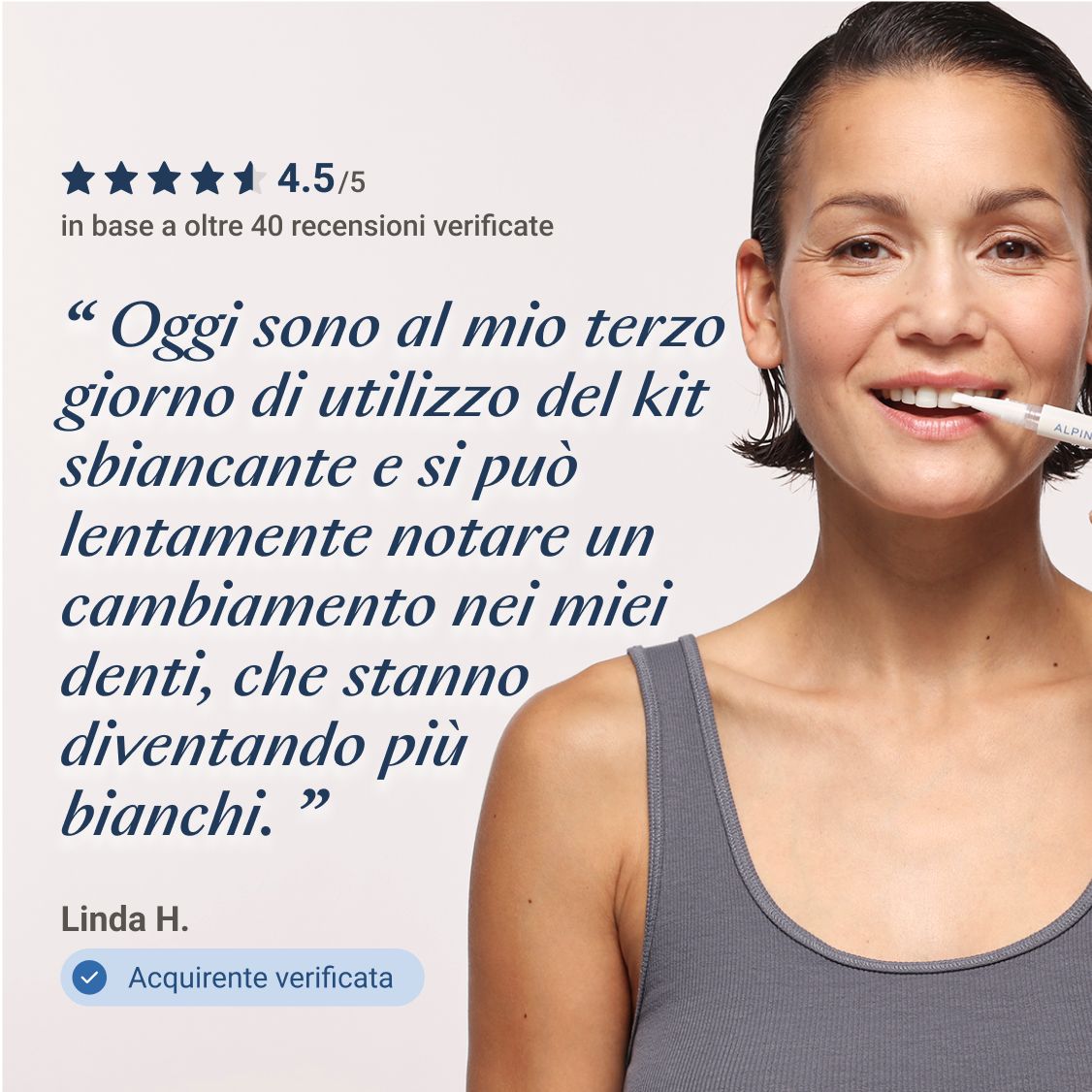 Grafica con loghi e testo su sfondo blu.