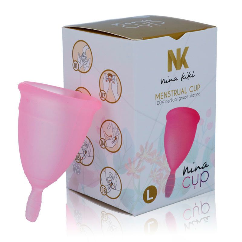 Menstruationstasse und Verpackung. Aufdruck: Nina Kikí, Menstruationstasse, L. 100% medizinisches Silikon. Gebrauchsanweisung.