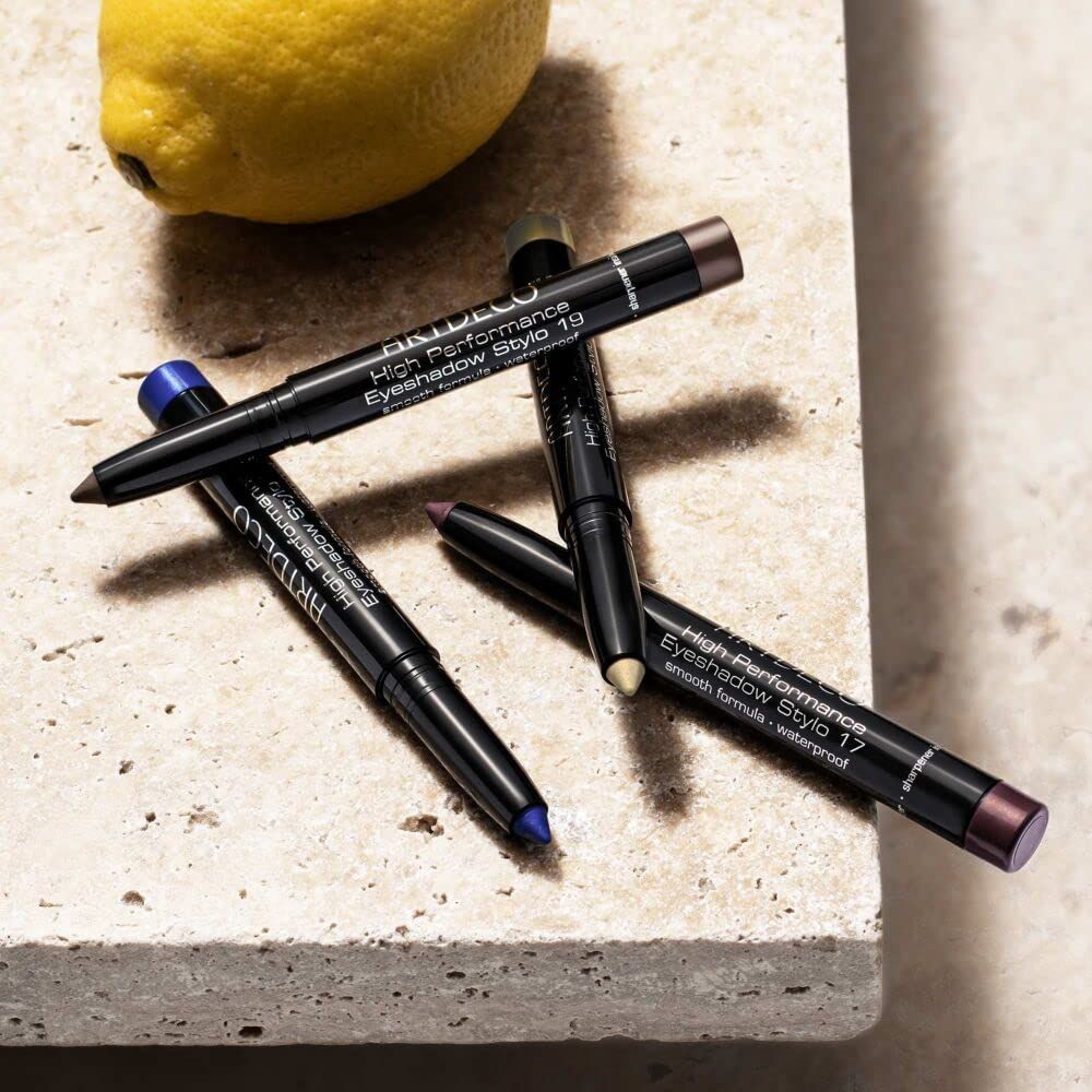 Vier ARTDECO High Performance Eyeshadow Stylos in verschiedenen Farben, darunter Blau und Lila.
