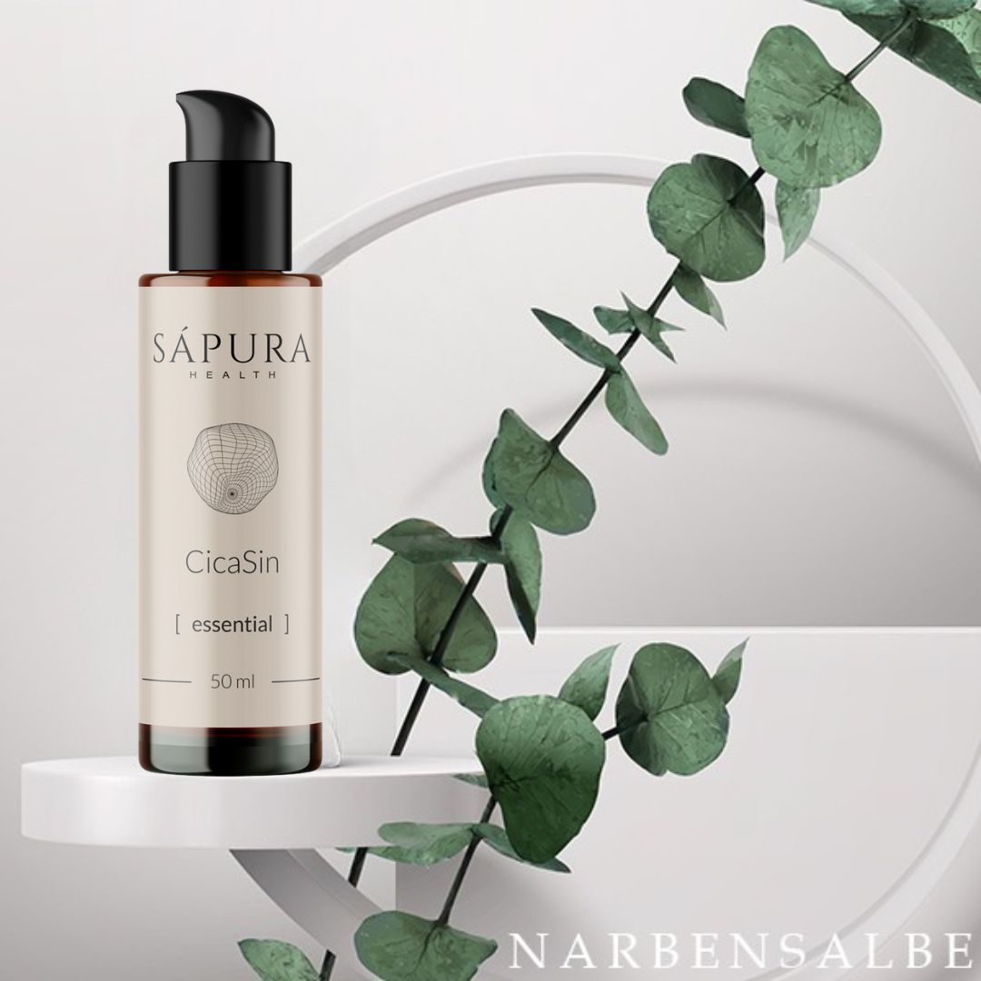 Produktflasche mit Eukalyptuszweig. Aufschrift: Sápura Health, CicaSin [essential], 50 ml. Text: NARBENSALBE.