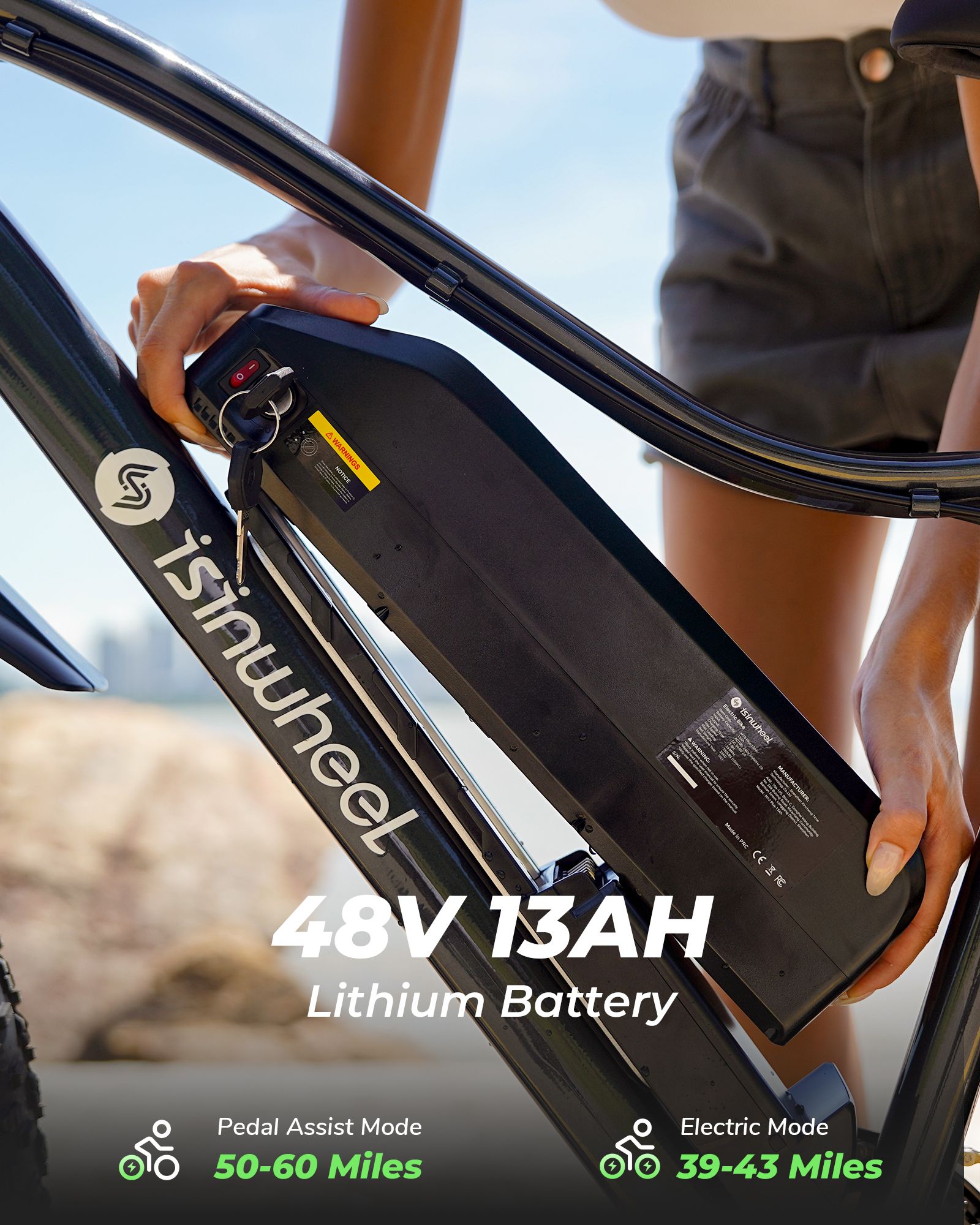 Person hält einen Akku. Auf dem Akku steht '48V 13AH Lithium Battery'. Im Hintergrund ein E-Bike.