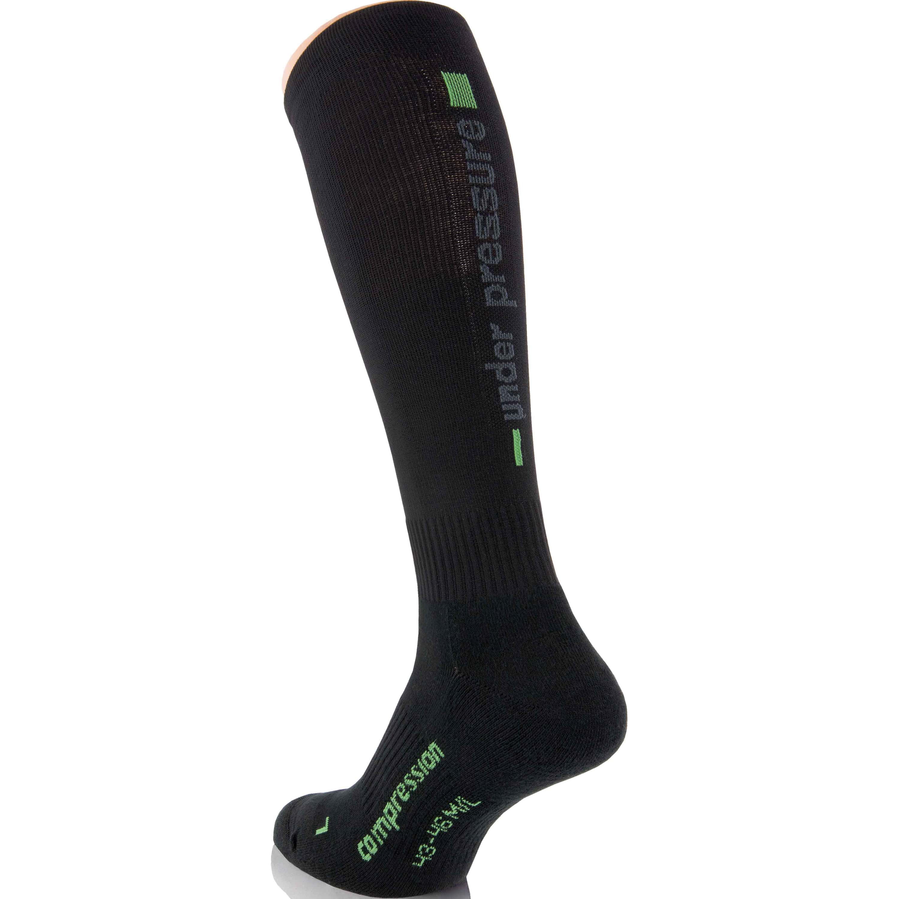 Schwarzer Kompressionsstrumpf. Grüner Schriftzug "under pressure" und "compression". Größe: 43-46. Material: Textil.
