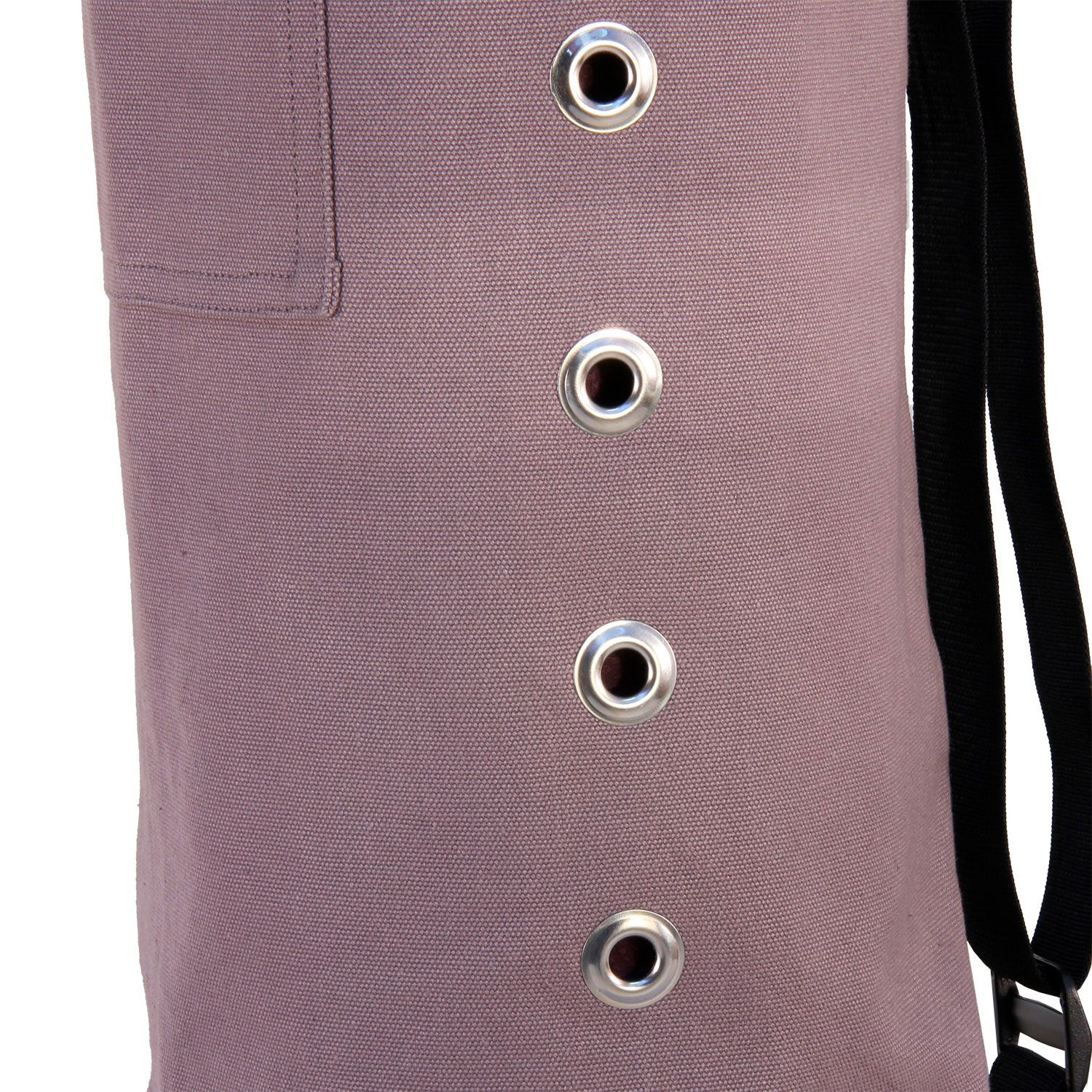 Detailansicht der Yogamatten Tasche. Grauer Stoff mit Ösen und schwarzem Schultergurt.