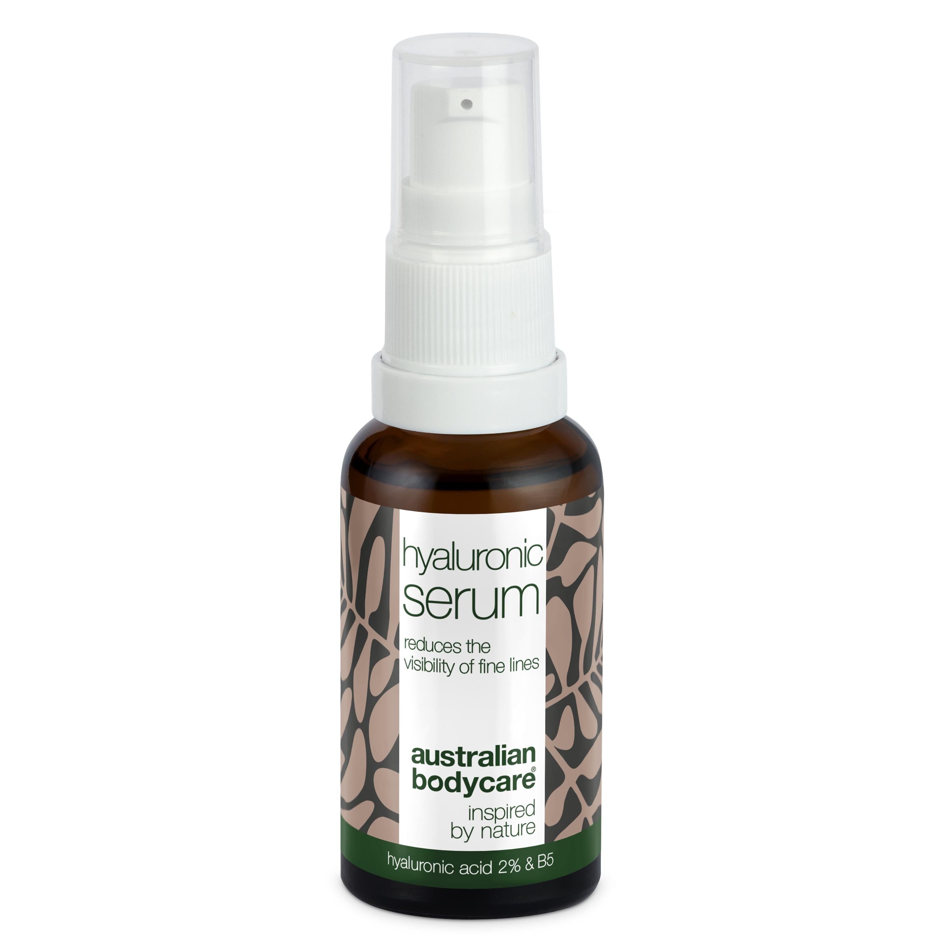 Braune Flasche mit weißem Pumpkopf. Aufschrift: Hyaluronsäure Serum, reduziert feine Linien. Marke: Australian Bodycare.