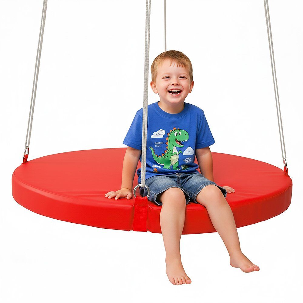 Rote, runde Plattformschaukel mit Aufhängung. Ein Kind sitzt darauf und lächelt.