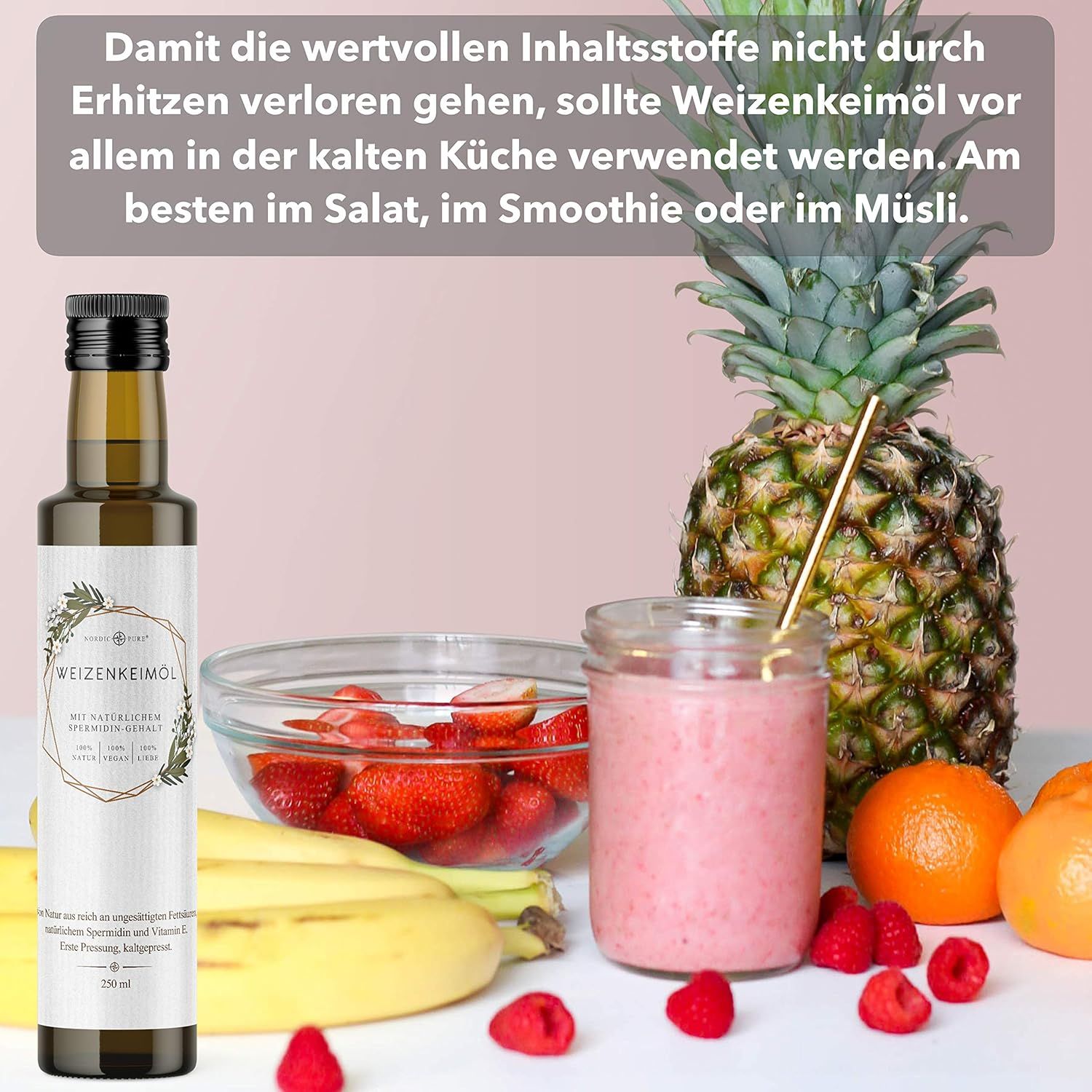 Braune Glasflasche mit Etikett neben Früchten: Ananas, Erdbeeren, Bananen, Himbeeren, Orange. Smoothie im Glas.