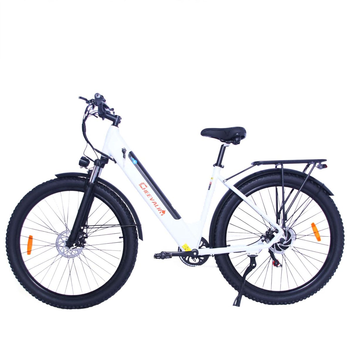 Weißes Elektrofahrrad mit schwarzen Reifen und Gepäckträger. Das Cheevalry-Logo ist am Rahmen sichtbar.