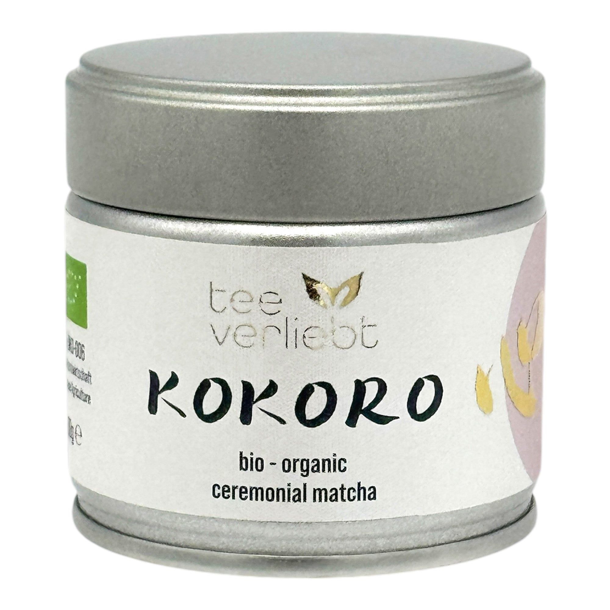 Runde Dose mit silbernem Deckel. Aufkleber mit "teeverliebt Kokoro" und "bio - organic ceremonial matcha". Bio-Siegel.