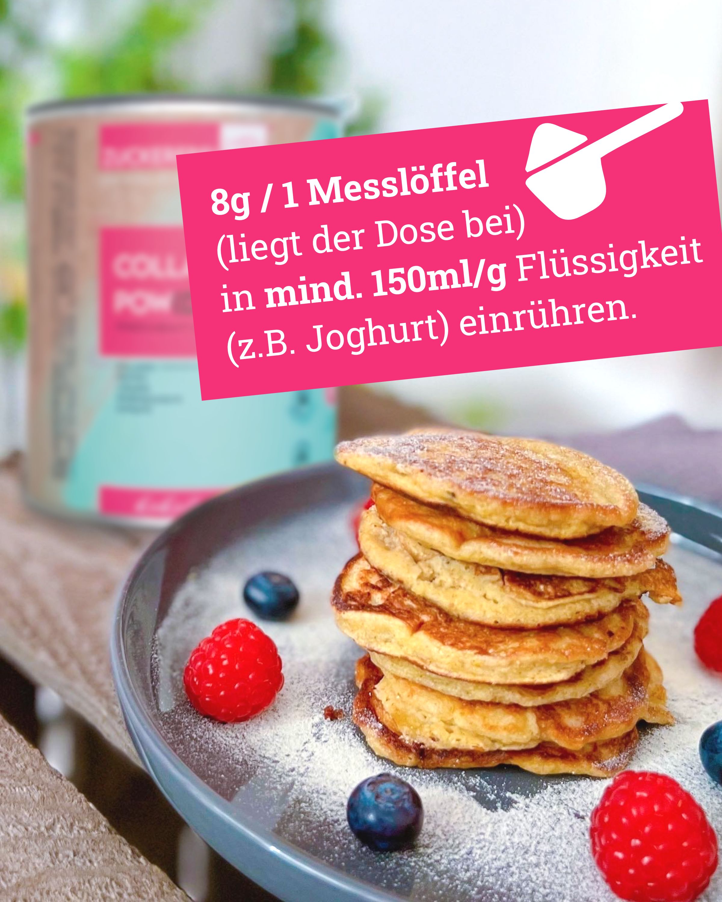Pfannkuchen mit Beeren auf einem Teller. Dose ZUCKERFREIlich Collagen Pulver im Hintergrund. Text: 8g/1 Messlöffel in mind. 150ml Flüssigkeit einrühren.