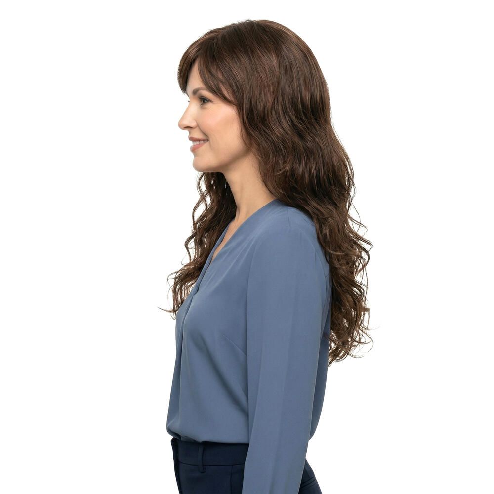 Frau mit brauner, gewellter Perücke und blauem Oberteil. Profilansicht.