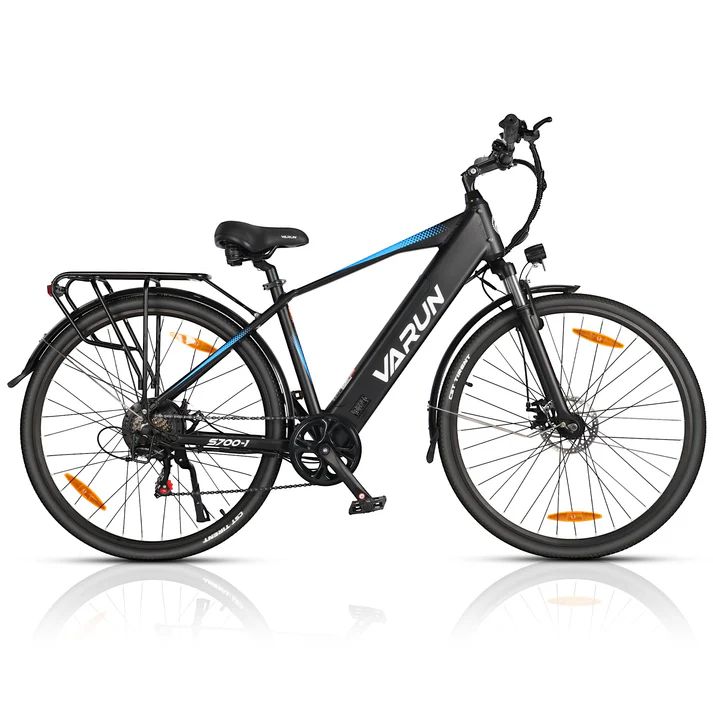 Schwarzes E-Bike VARUN S700-1. Gepäckträger, Schutzbleche, orange Reflektoren. Schwarze Reifen, Felgen. Blaue Akzente am Rahmen.