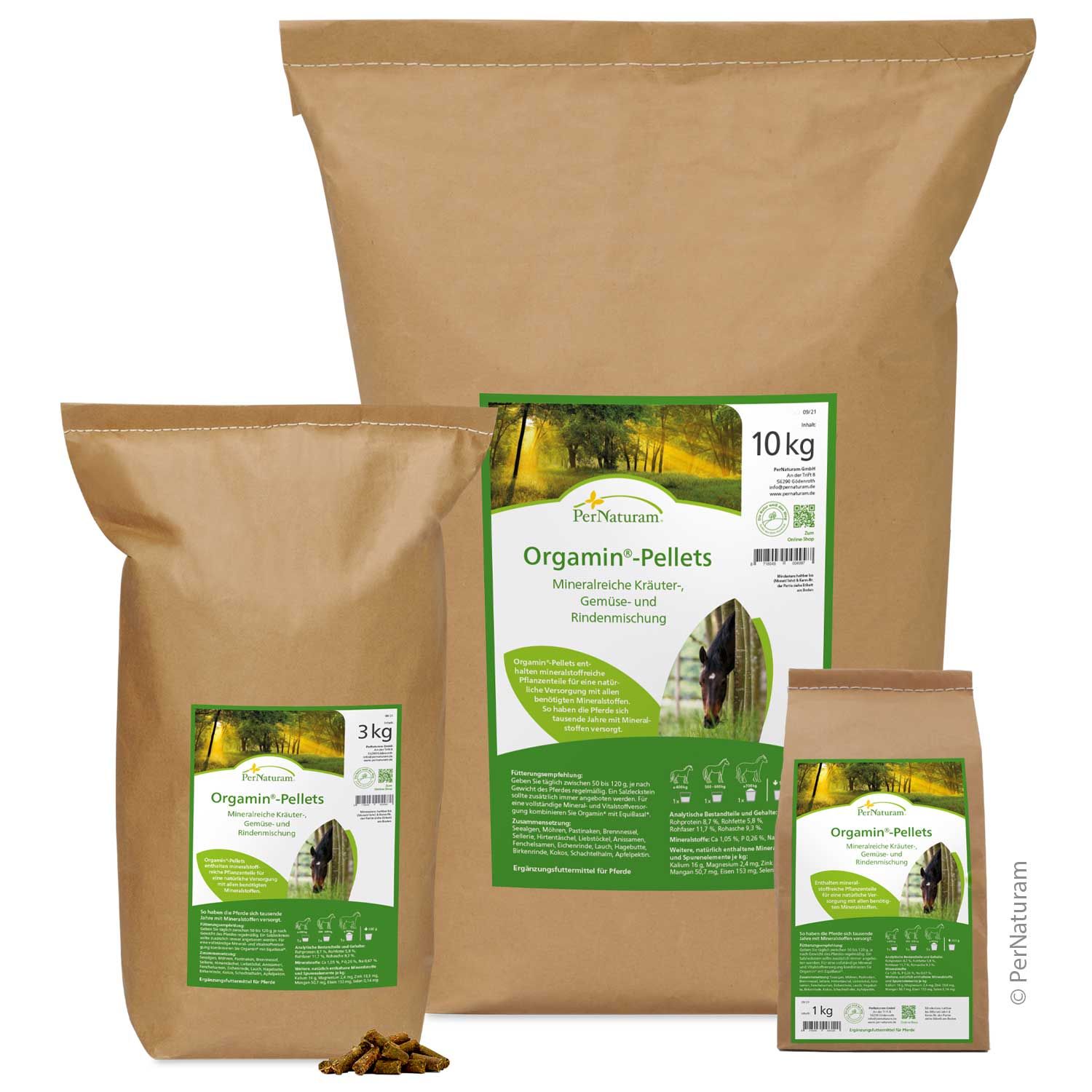 Verschiedene braune Papiertüten mit grünem Etikett. Aufschrift: Orgamin-Pellets. 1 kg, 3 kg und 10 kg. Pellets liegen davor.