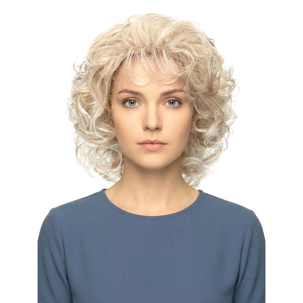 Hellblonde Perücke mit Locken und Pony. Die Frau trägt ein blaues Oberteil. Frontansicht.