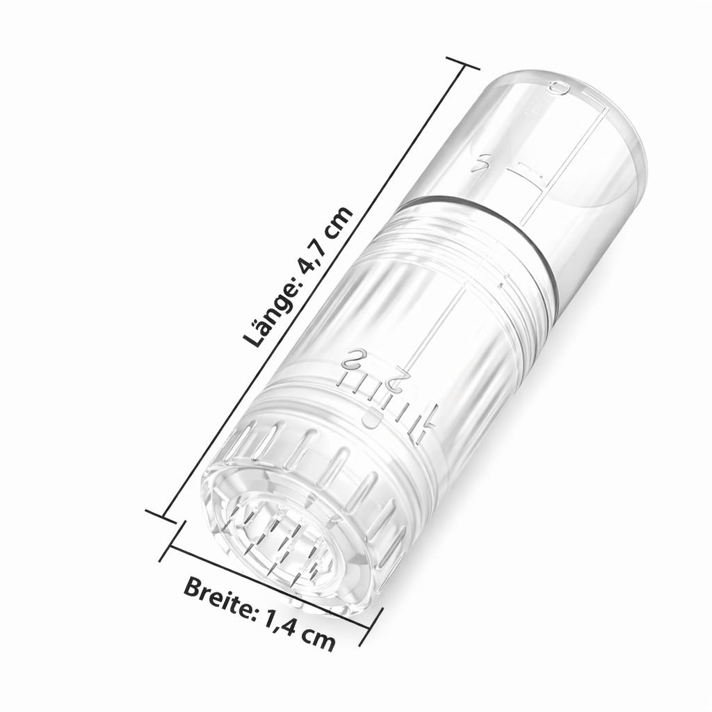 Transparente Microneedling-Nadel mit Maßangaben: Länge 4,7 cm, Breite 1,4 cm. Mit Nadeln.