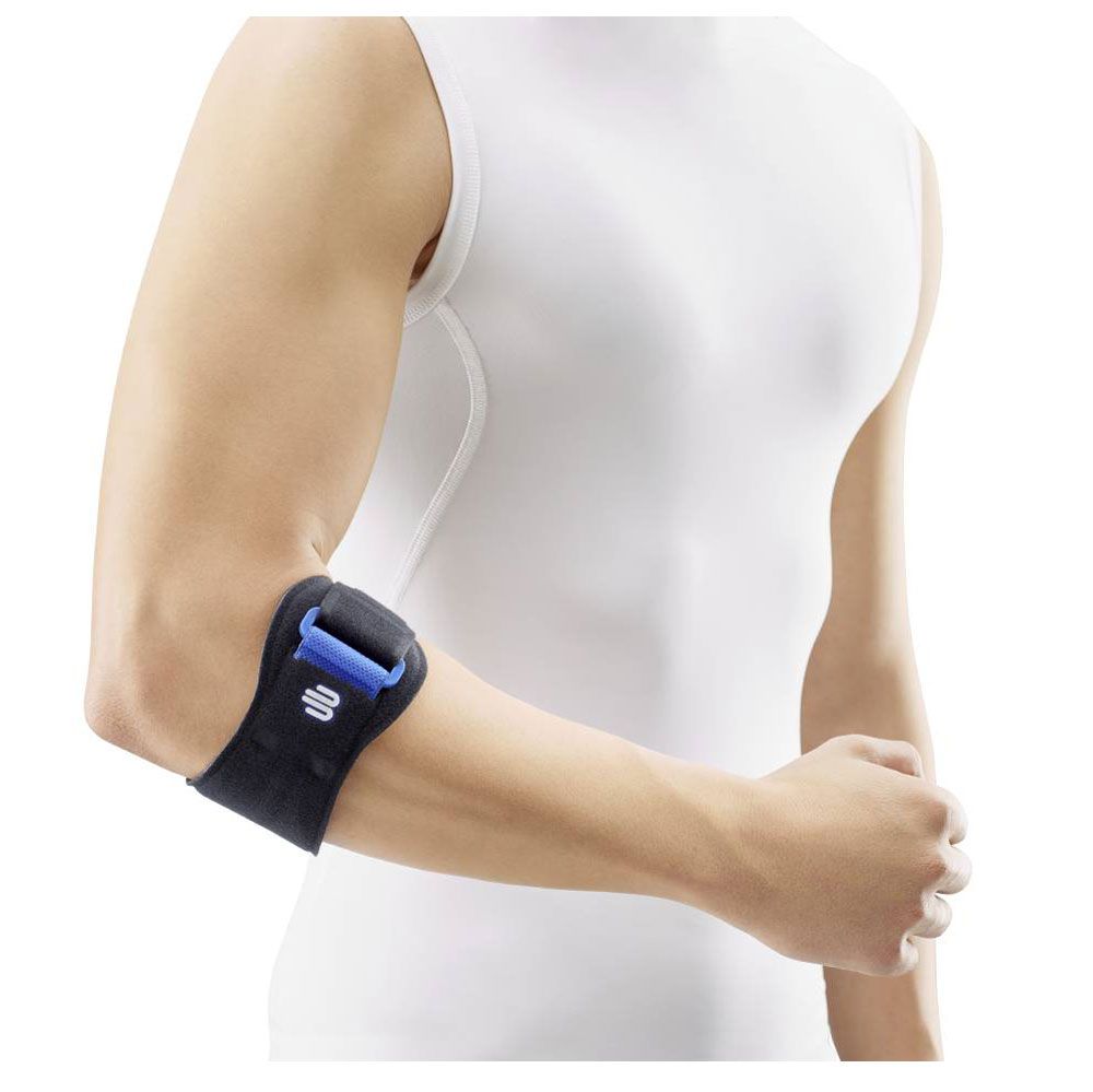 Mann mit Ellenbogenorthese. Schwarze Bandage mit blauem Verschluss. Logo sichtbar.