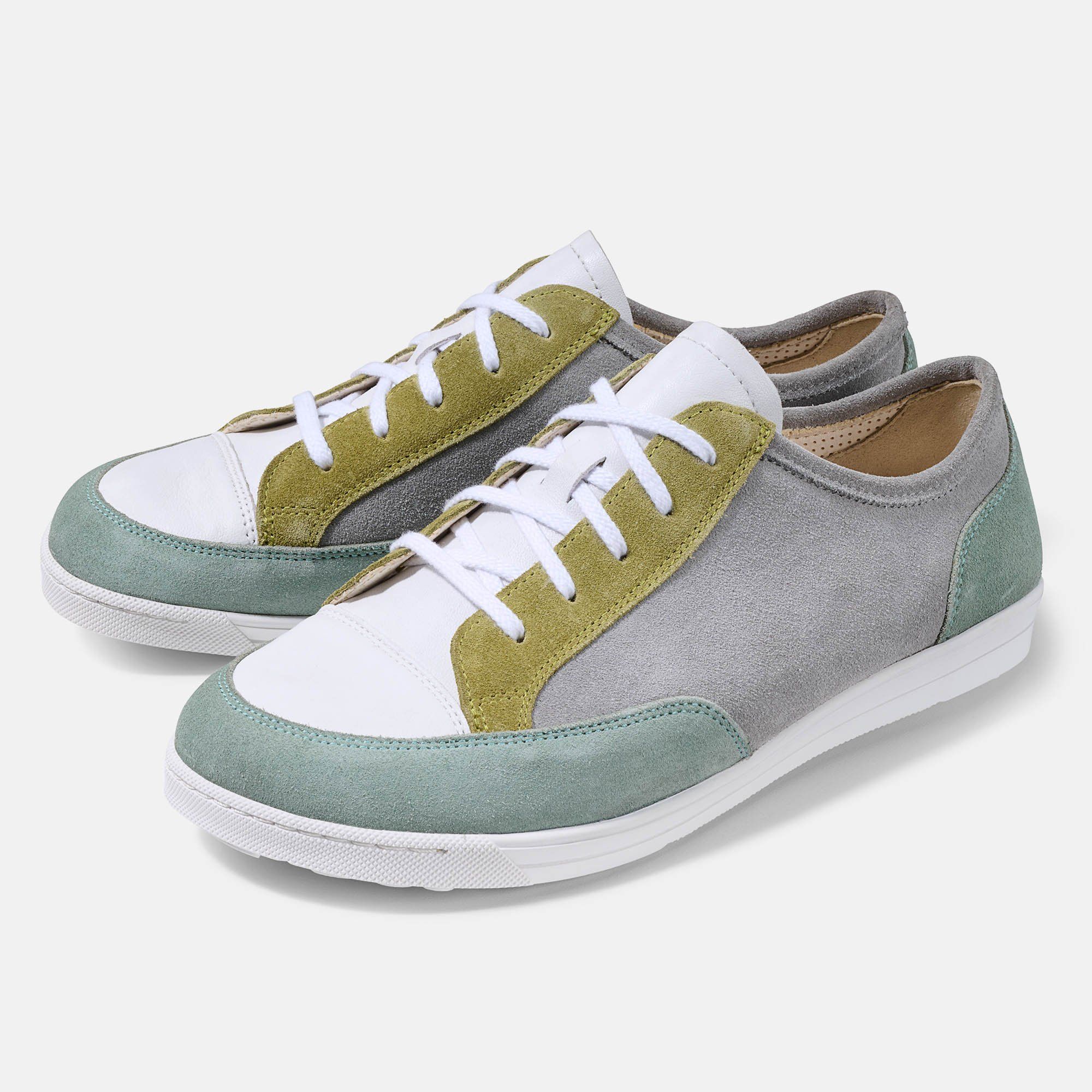 Zwei graue, weiße und grüne Schnürschuhe. Weiße Schnürsenkel. BÄR Schuhe Emma 2.0 Damen.