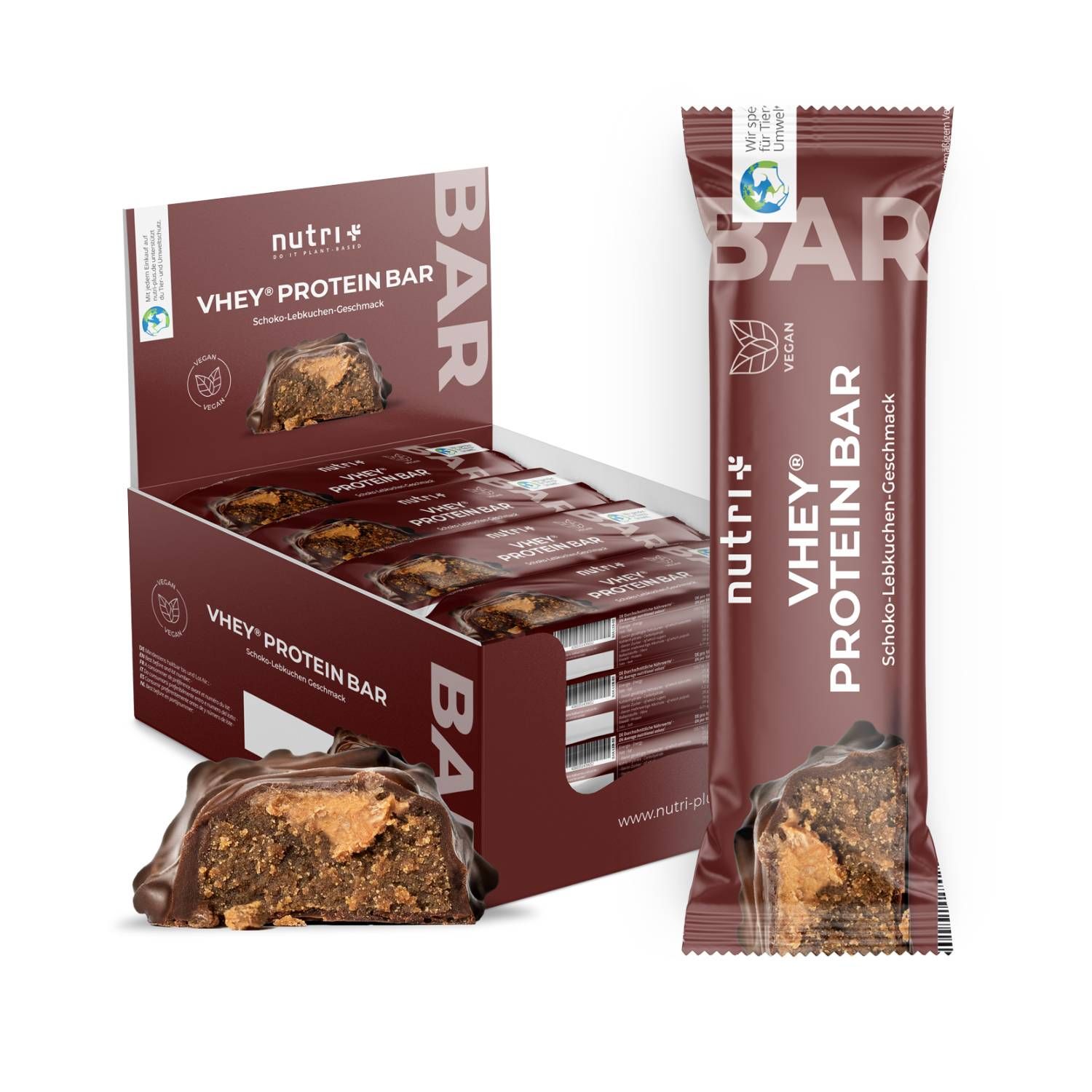 Braune Box mit Proteinriegeln. Einzelner Riegel und angeschnittener Riegel. Aufschrift: nutri+, Vhey Protein Bar, Schoko-Lebkuchen-Geschmack, Vegan.