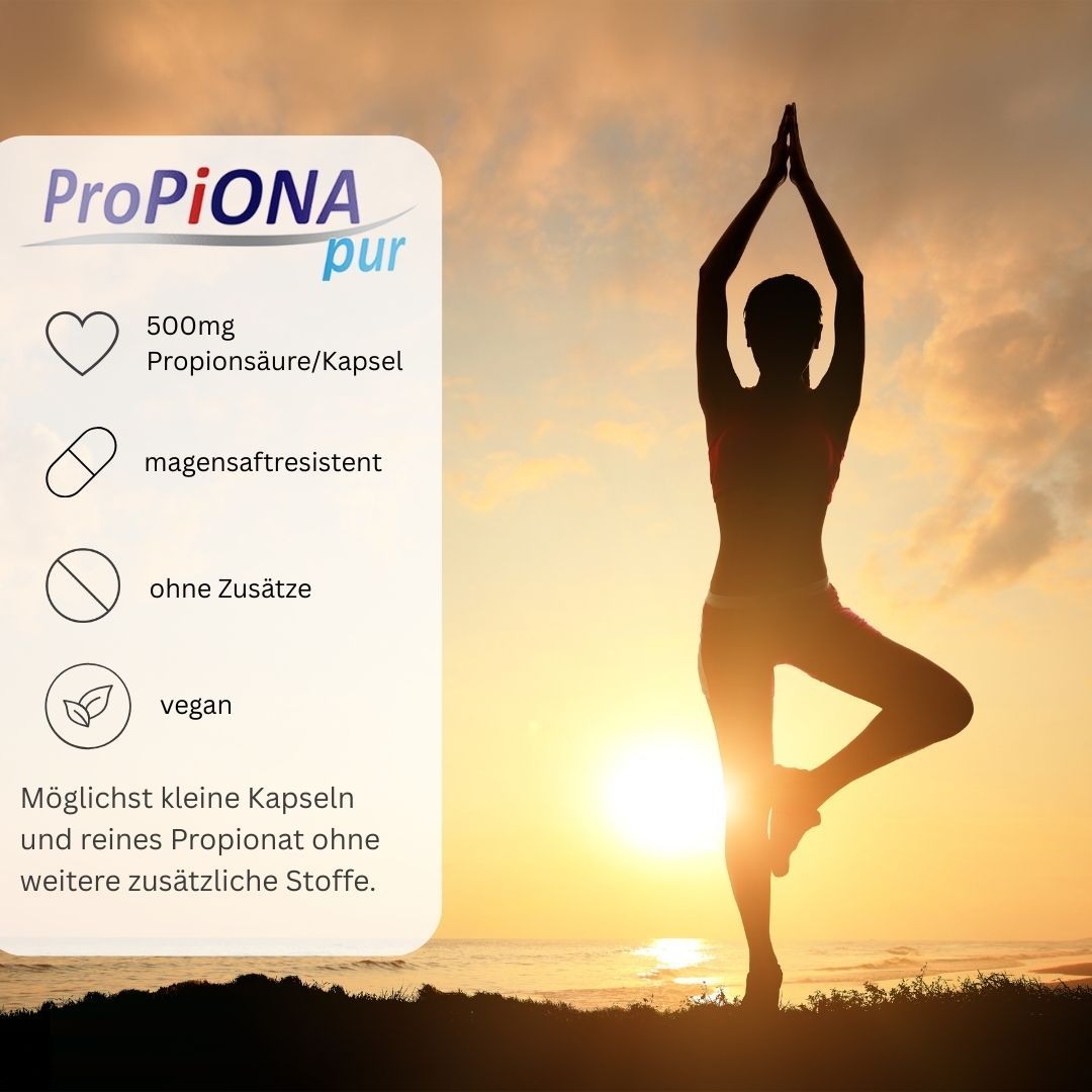 Grafik mit Produktnamen und Icons. 500mg Propionsäure/Kapsel. Magenresistent. Ohne Zusätze. Vegan. Frau in Yoga-Pose vor Sonnenuntergang.