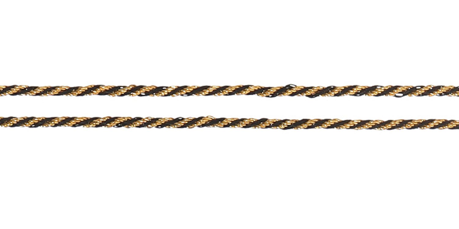 Nahaufnahme einer Brillenkette. Gold-schwarzes Seil, gedreht. Weißer Hintergrund.
